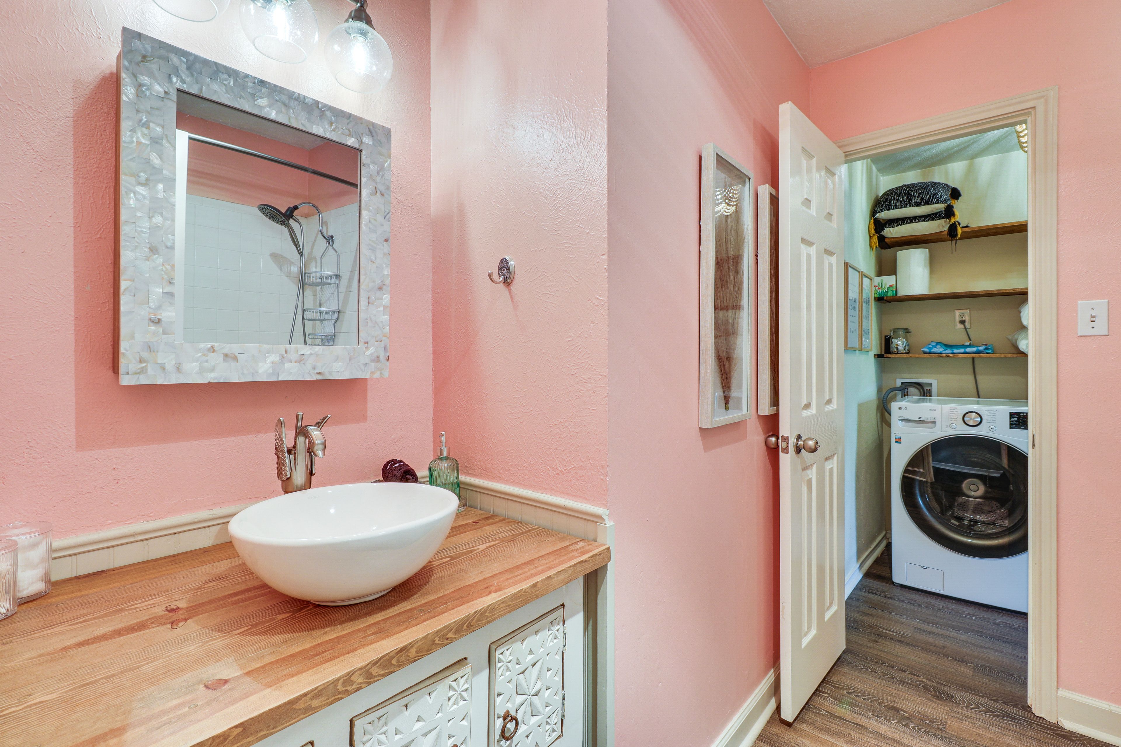 Full Bathroom | Towels Provided | Complimentary Toiletries