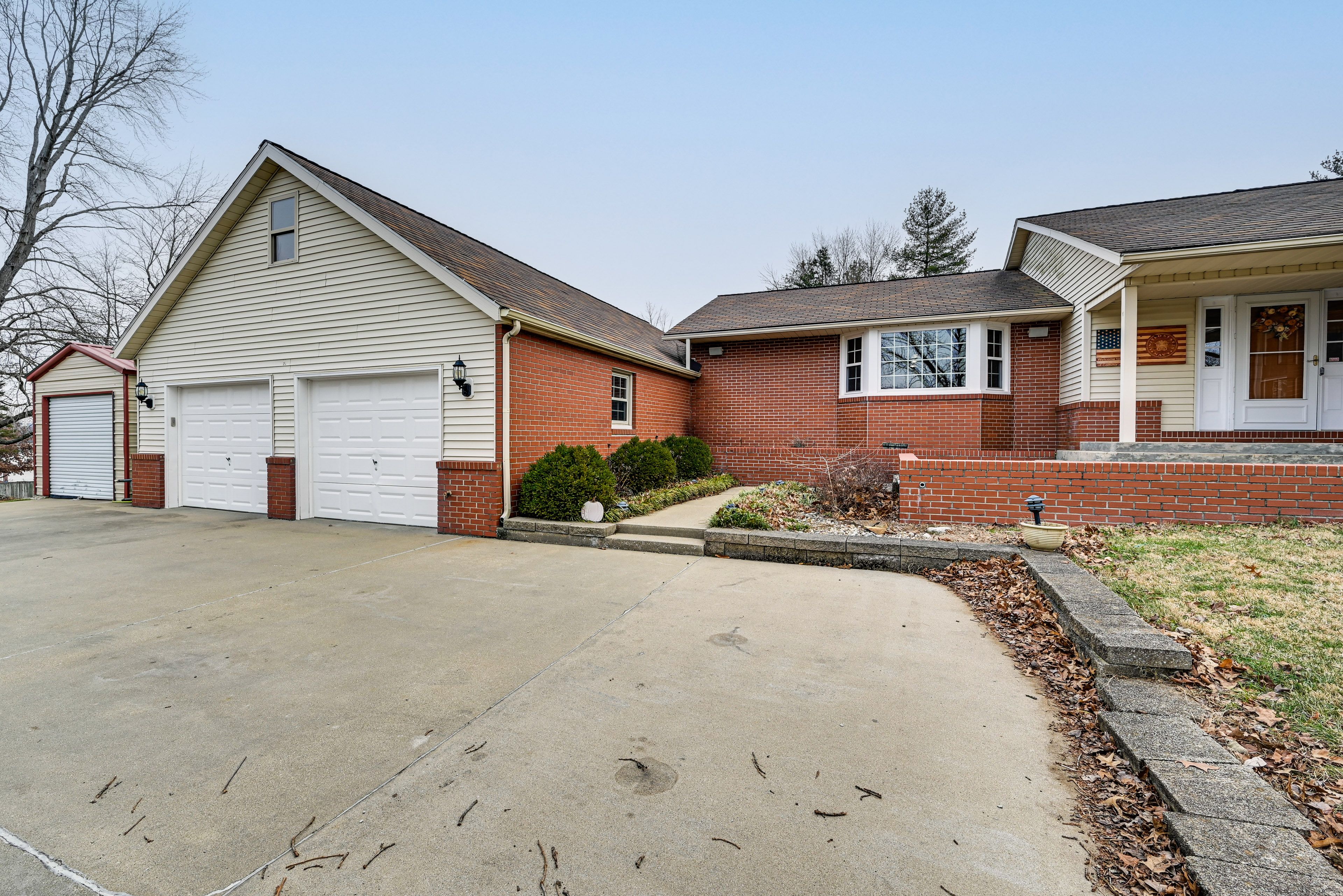 Parking | Driveway (6 Vehicles)