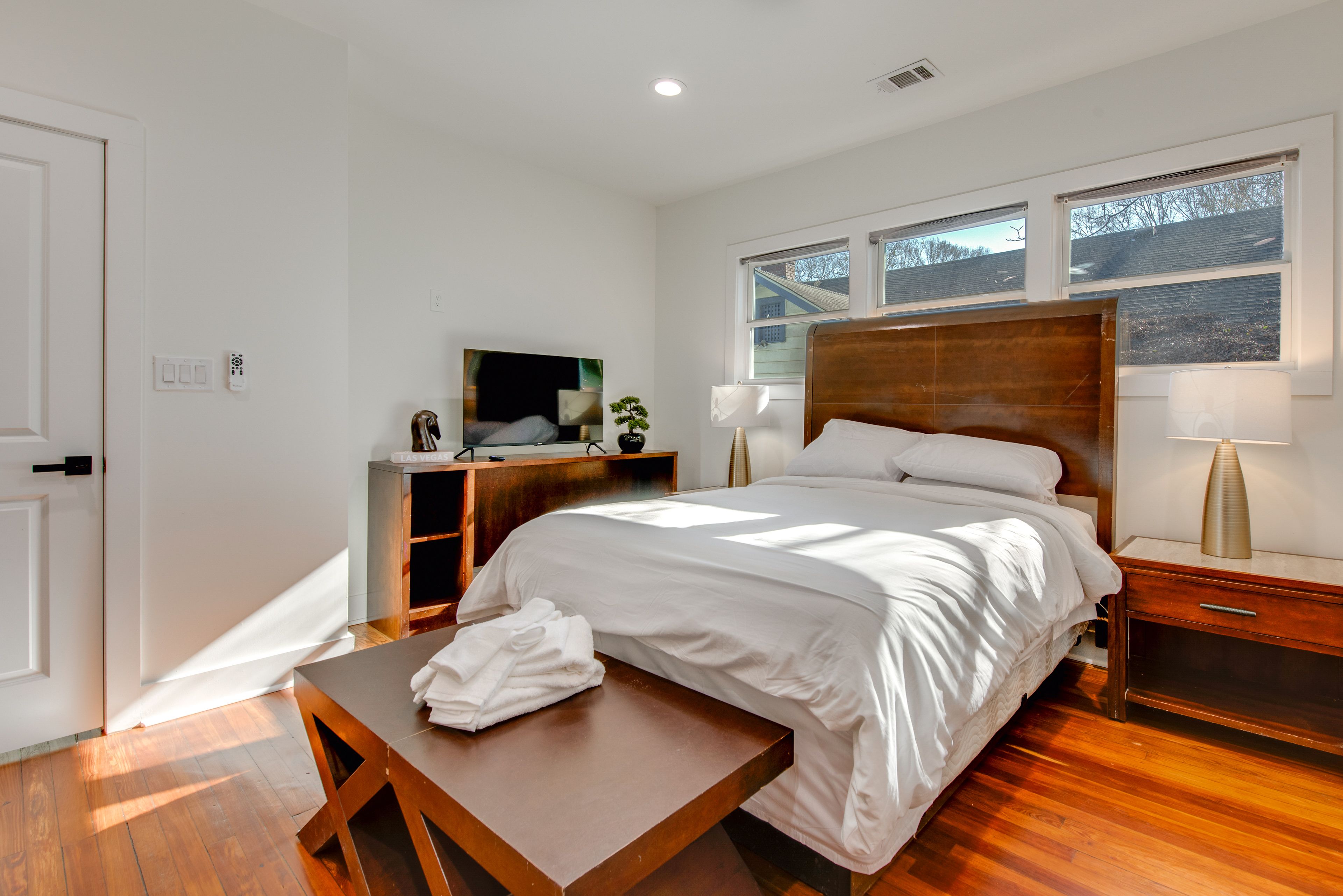 Bedroom 1 | Queen Bed | Smart TV