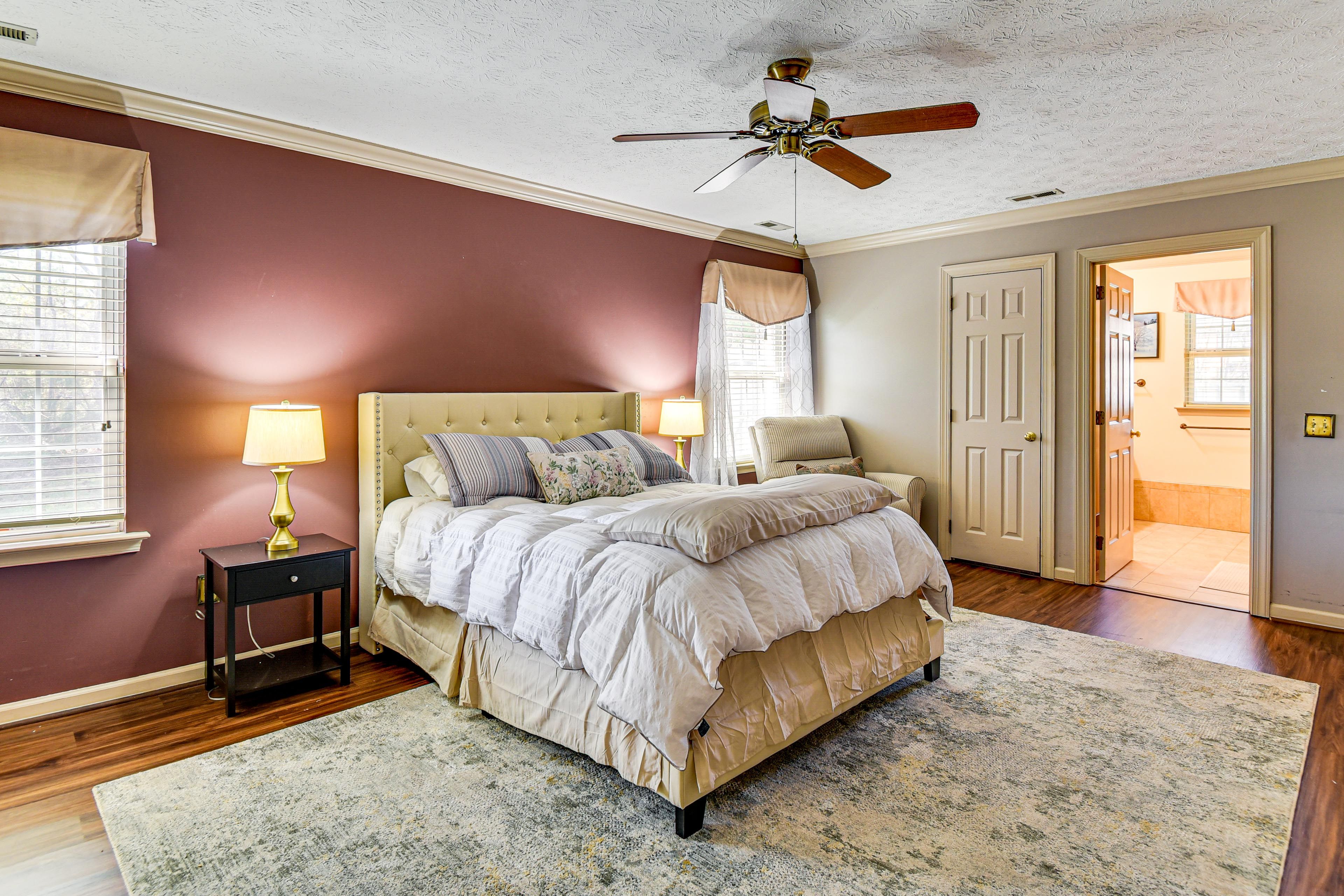 Bedroom 1 | Queen Bed