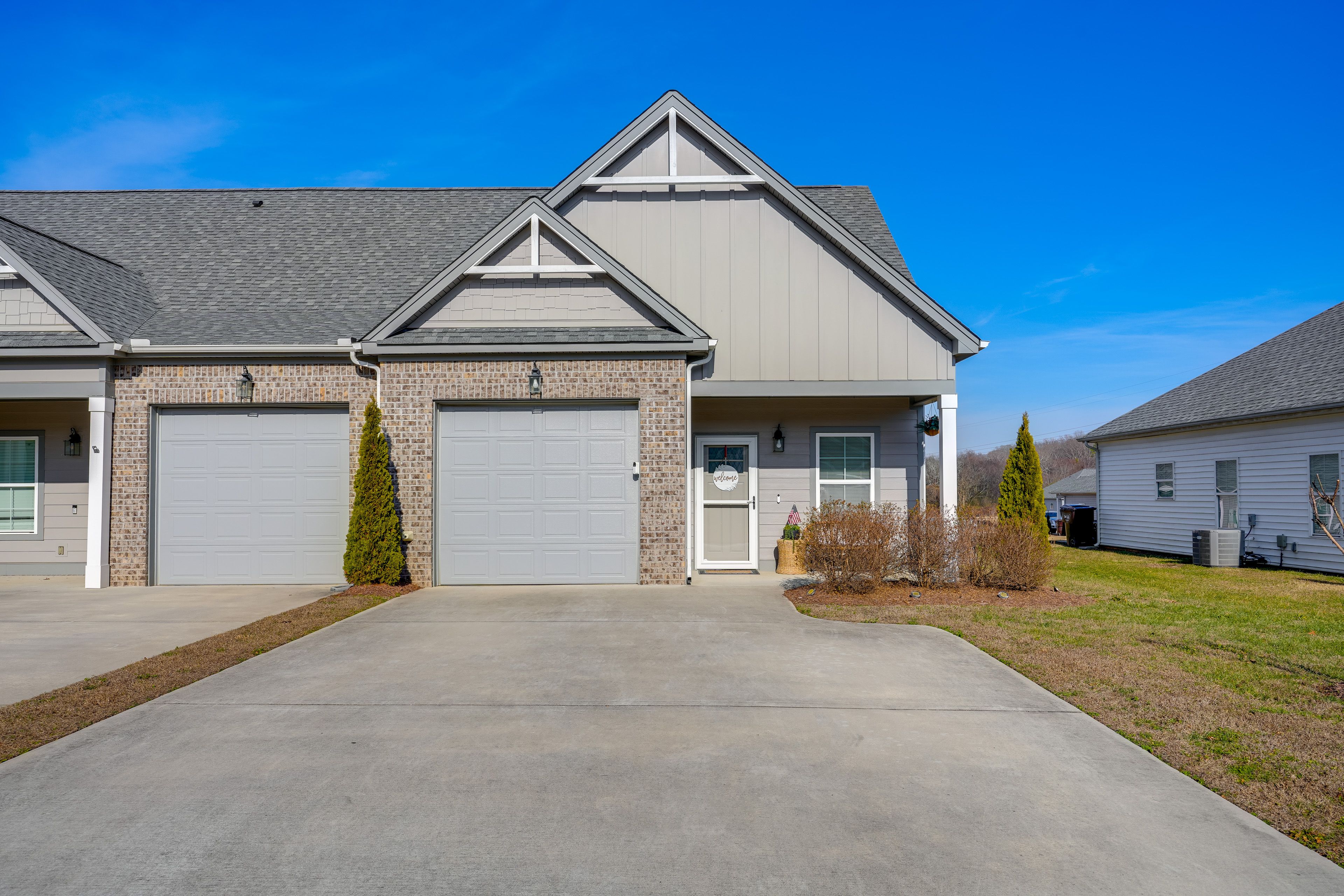 2-Story Townhome | 5 Mi to Downtown