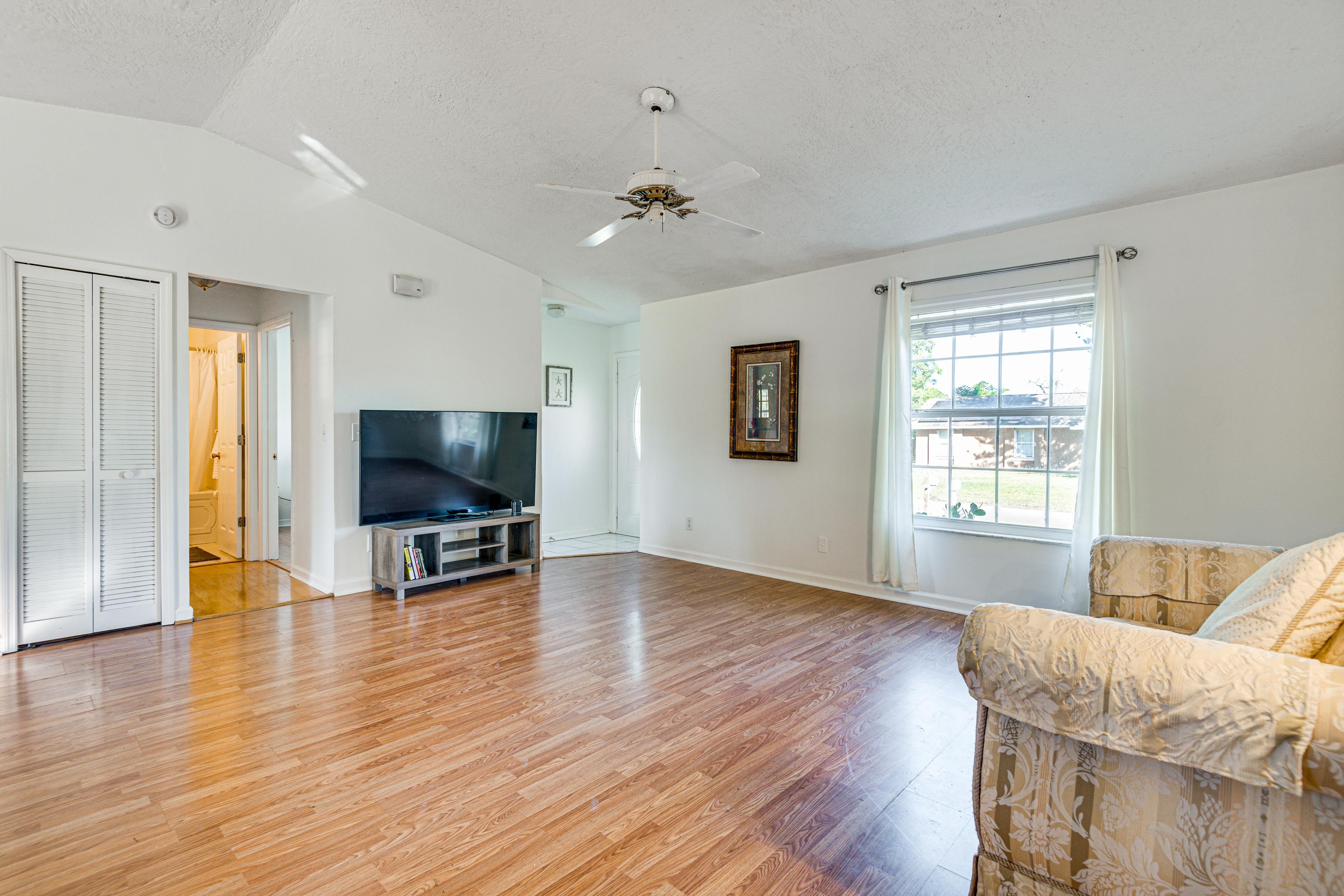 Living Room | Smart TV | Free WiFi