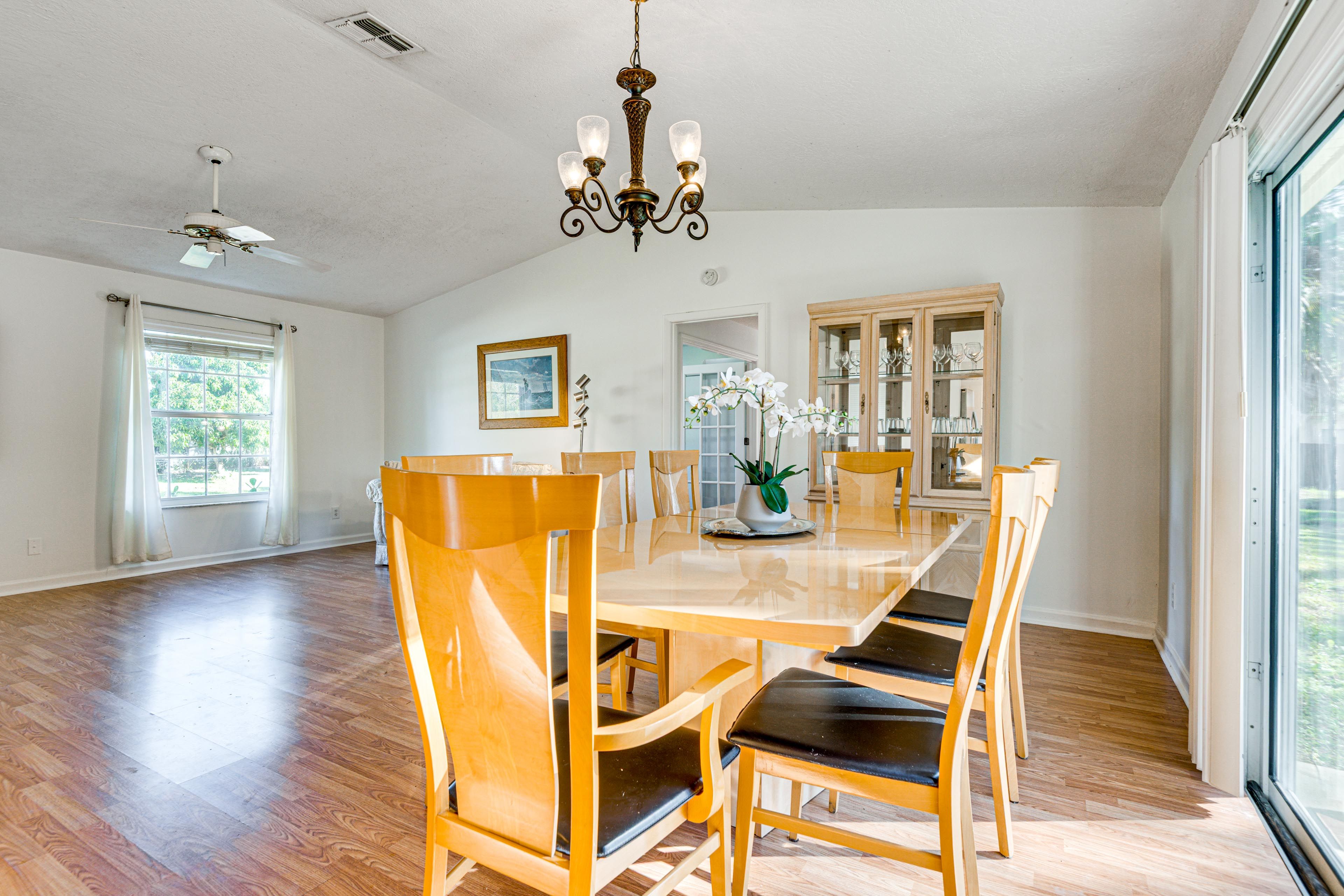 Dining Area | Dishes & Flatware Provided