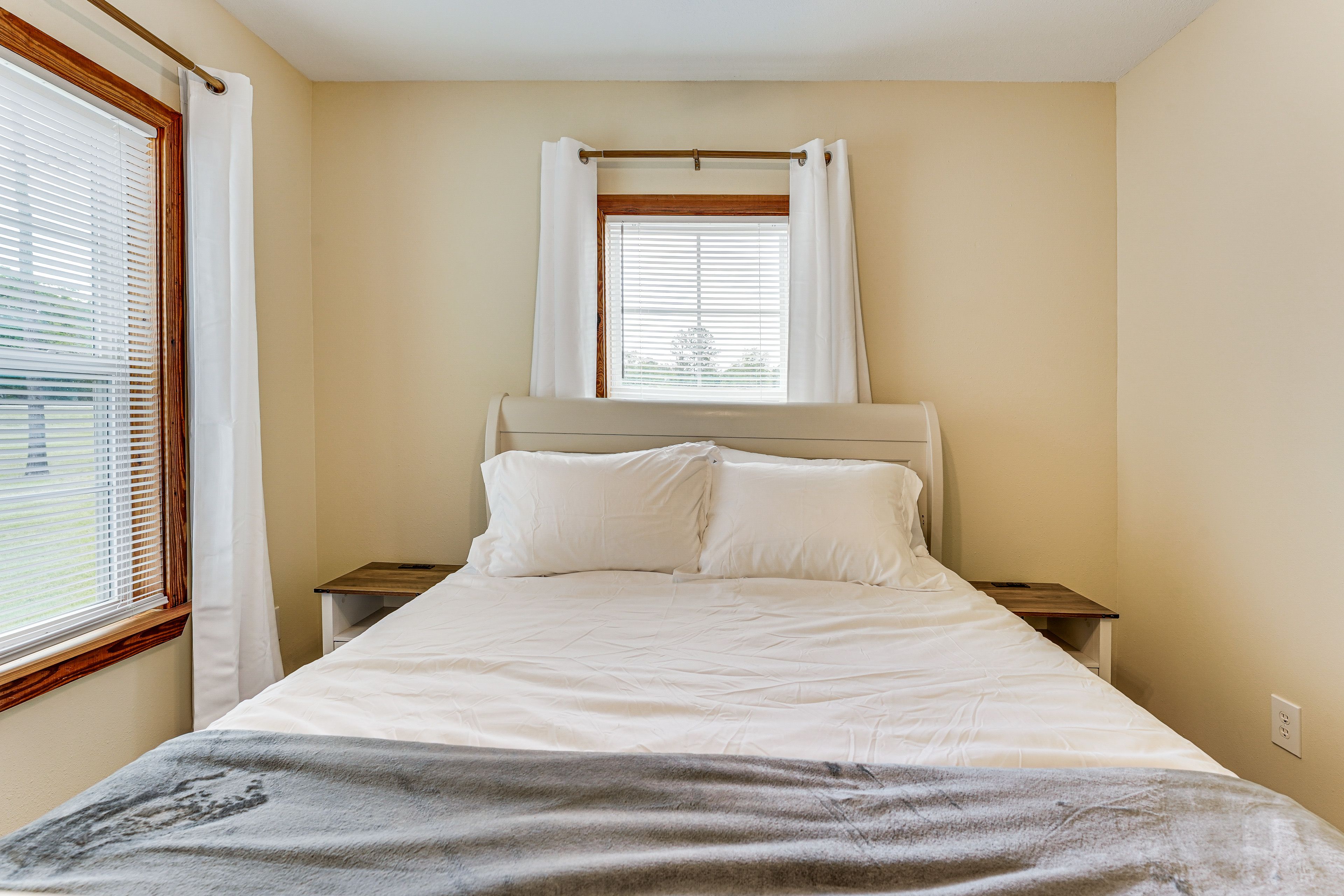 Bedroom 3 | Queen Bed