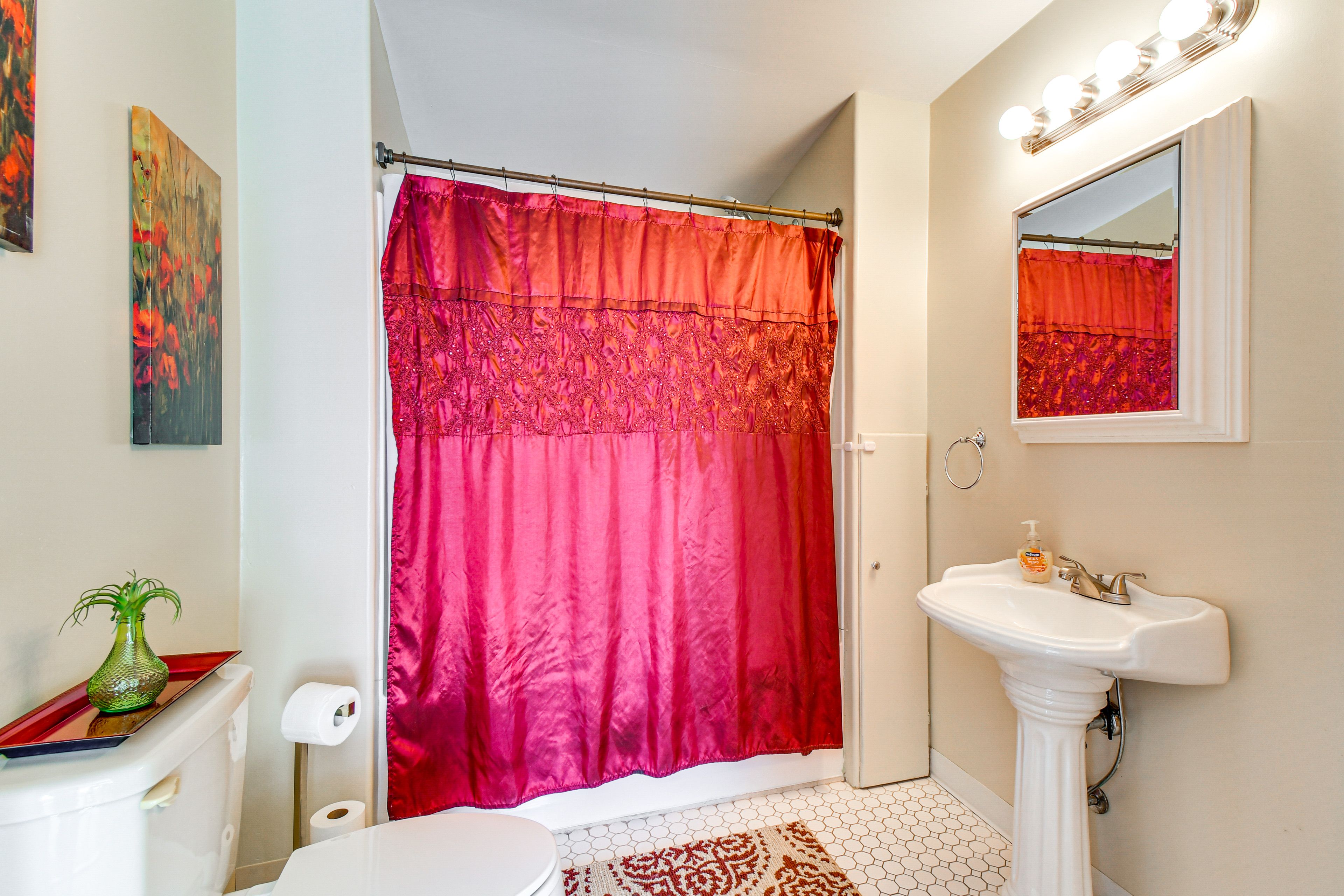 Full Bathroom | Towels Provided | Complimentary Toiletries