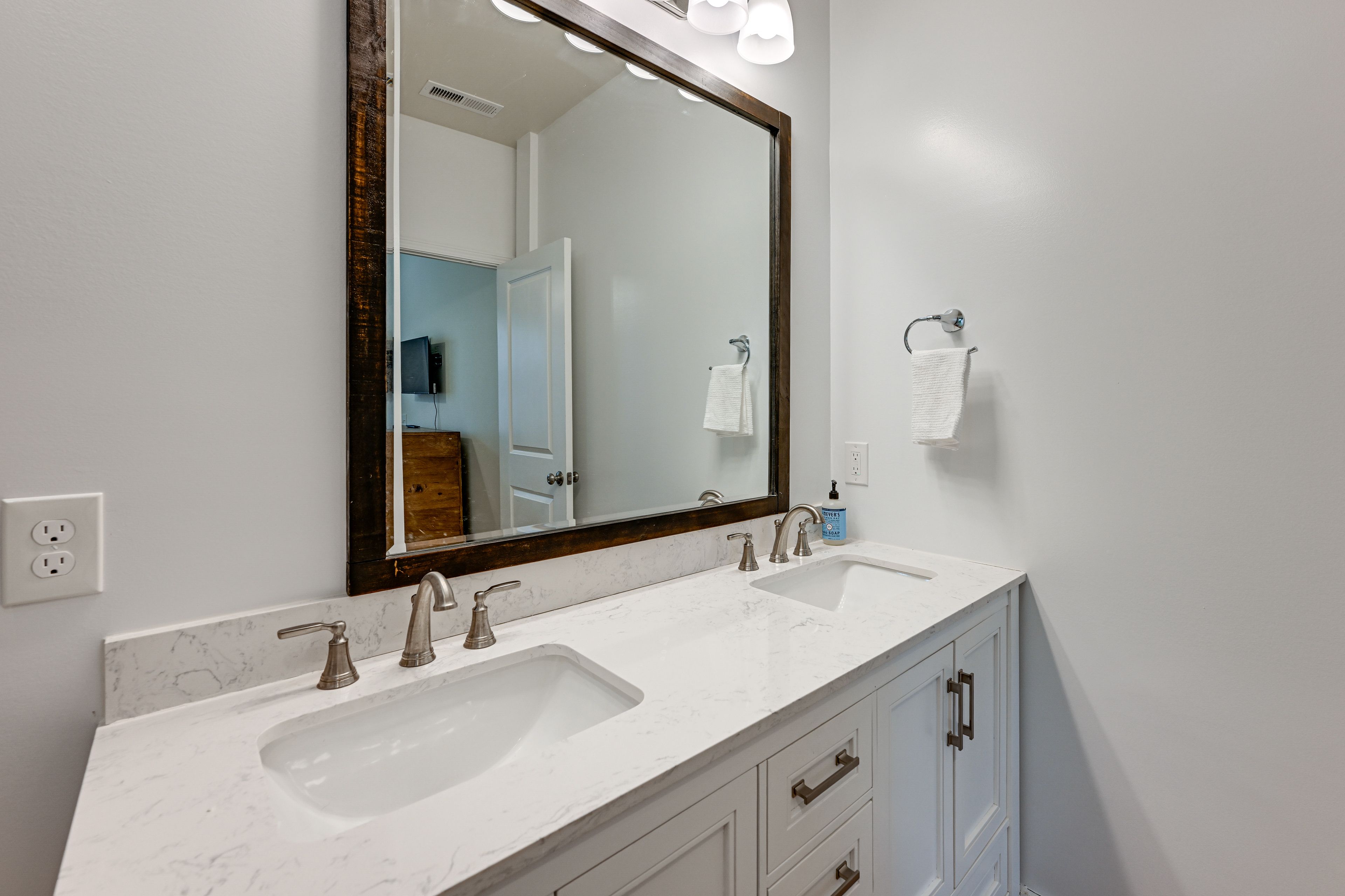 En-Suite Bathroom | Towels & Linens Provided