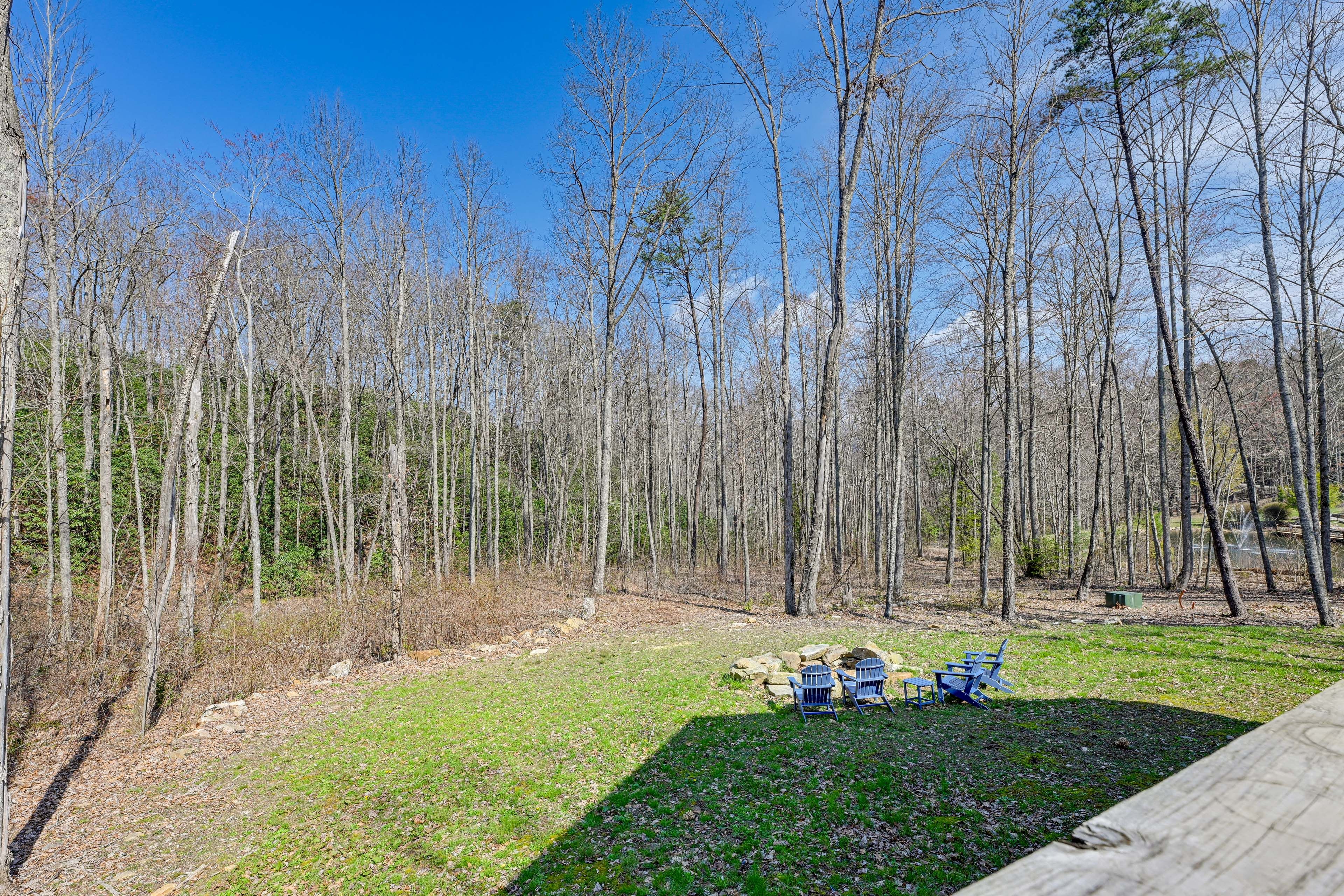 Private Yard | Fire Pit w/ Seating
