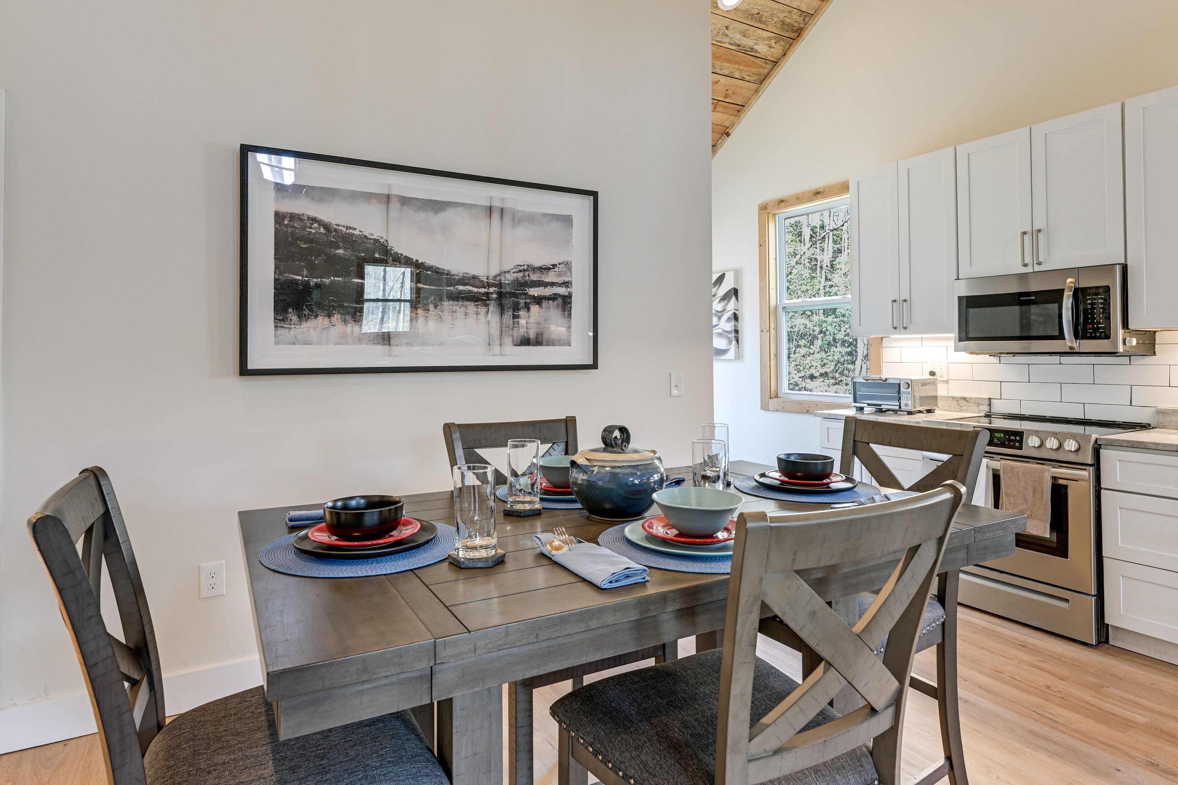 Dining Area | Dishes & Flatware Provided
