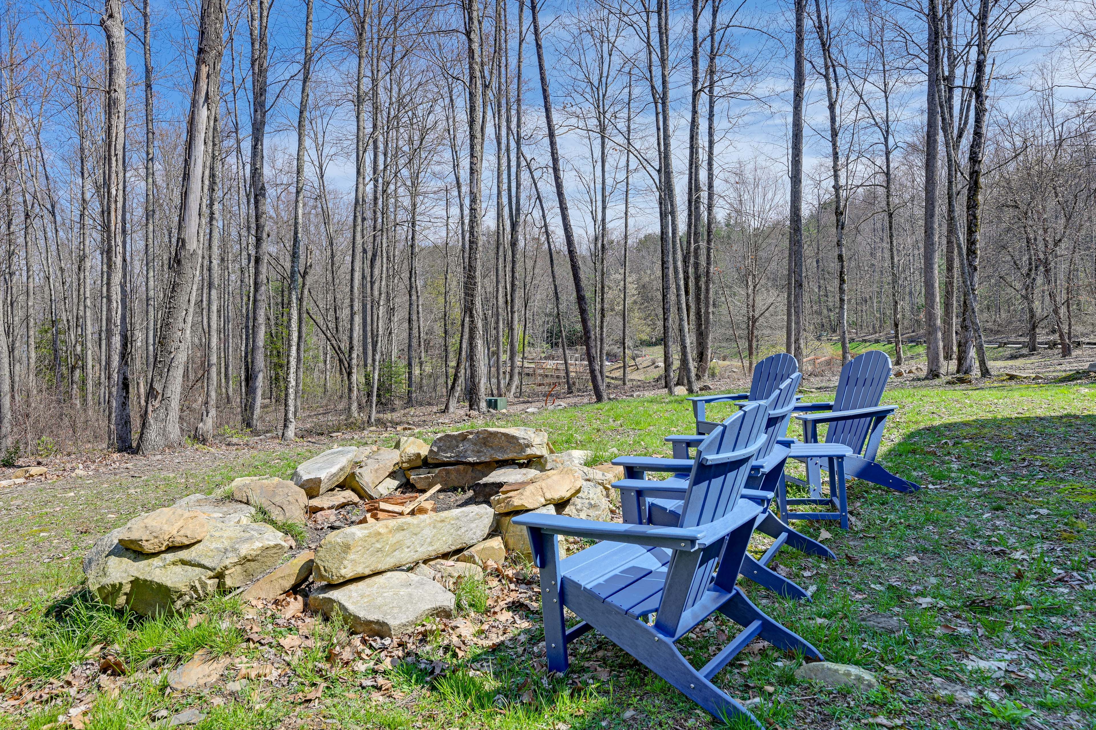 Private Yard | Wood-Burning Fire Pit w/ Seating
