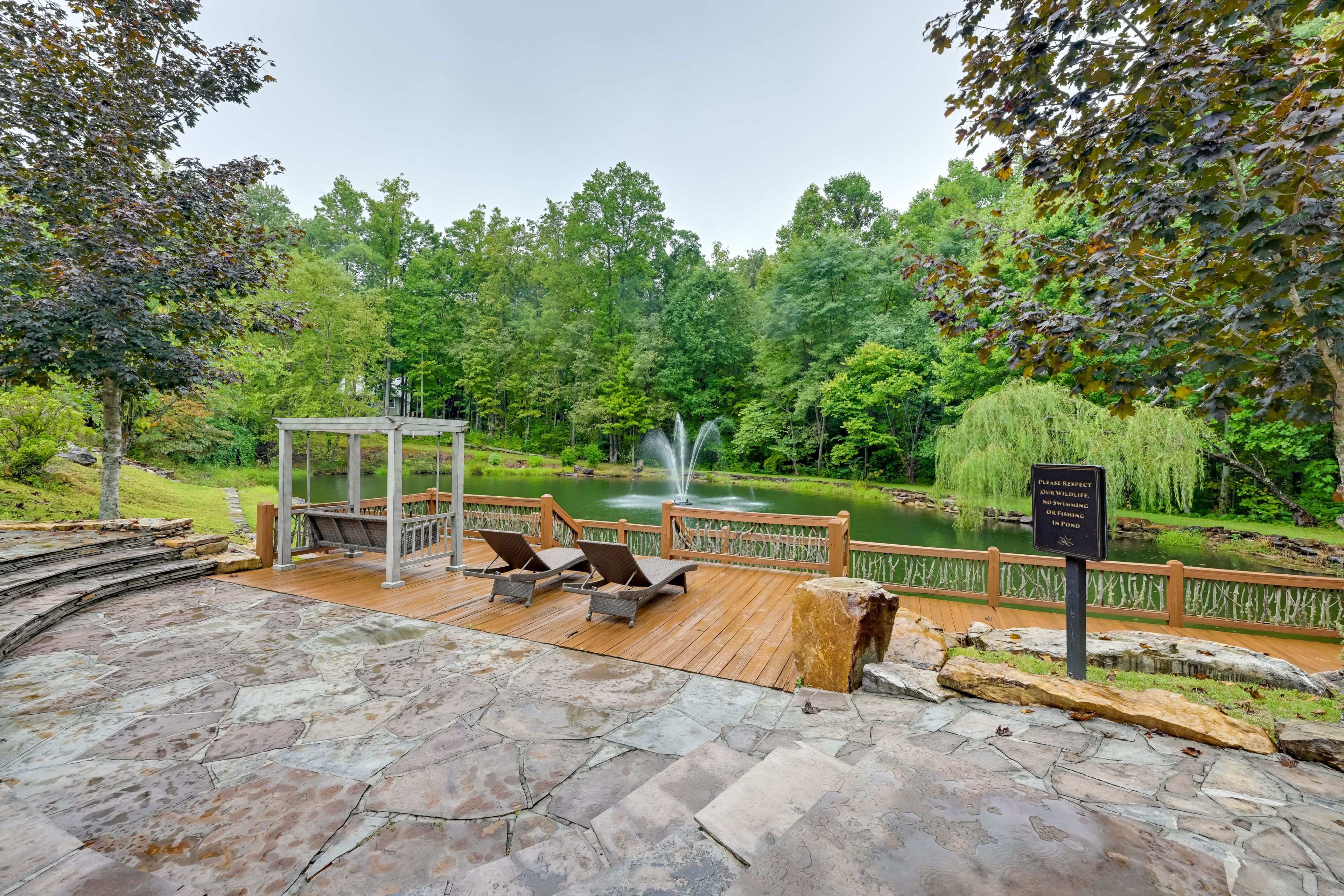 Grand View Falls Community Amenities | Pond & Hiking Trails