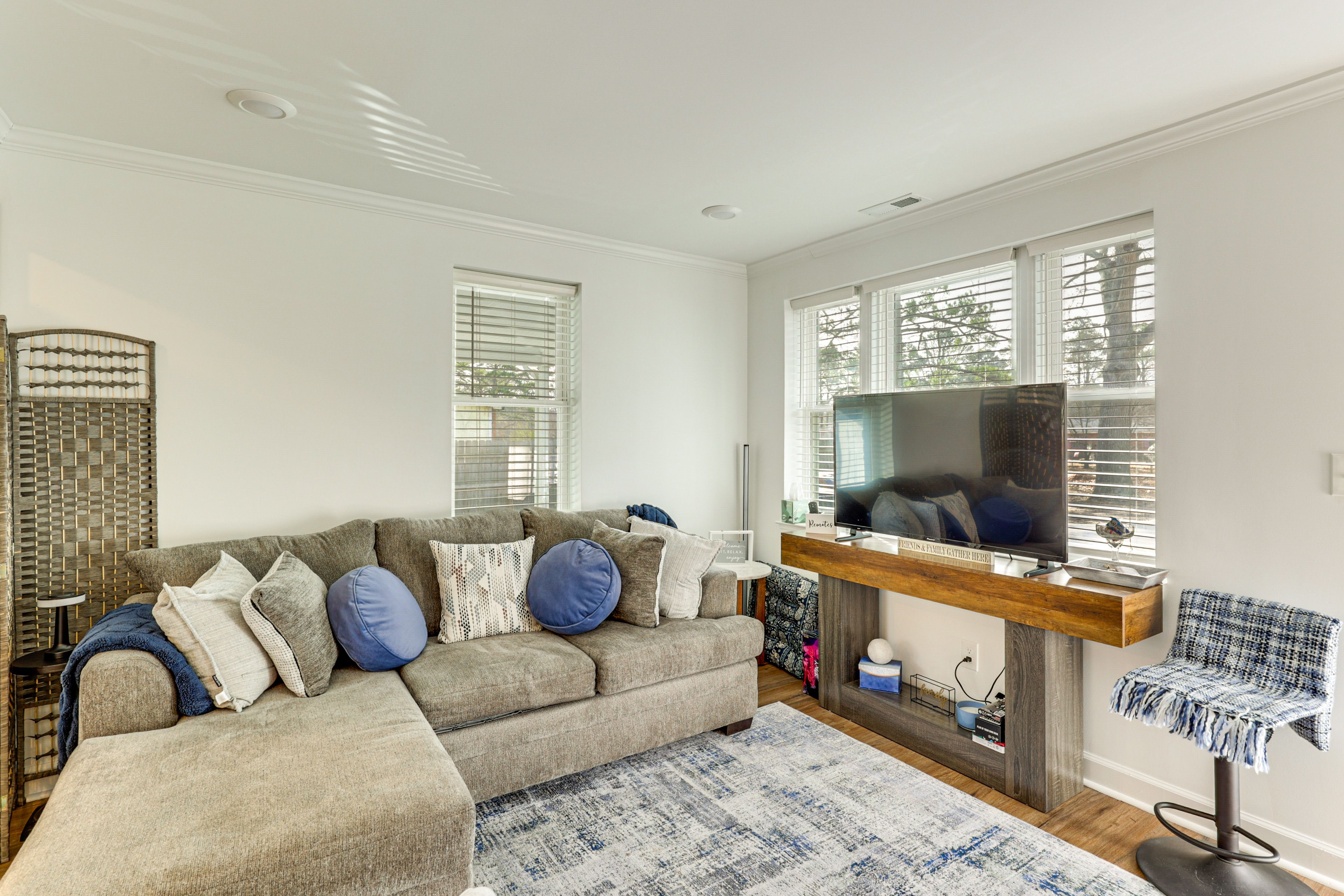 Living Room | Free WiFi | Central Heating & A/C | Smart TV