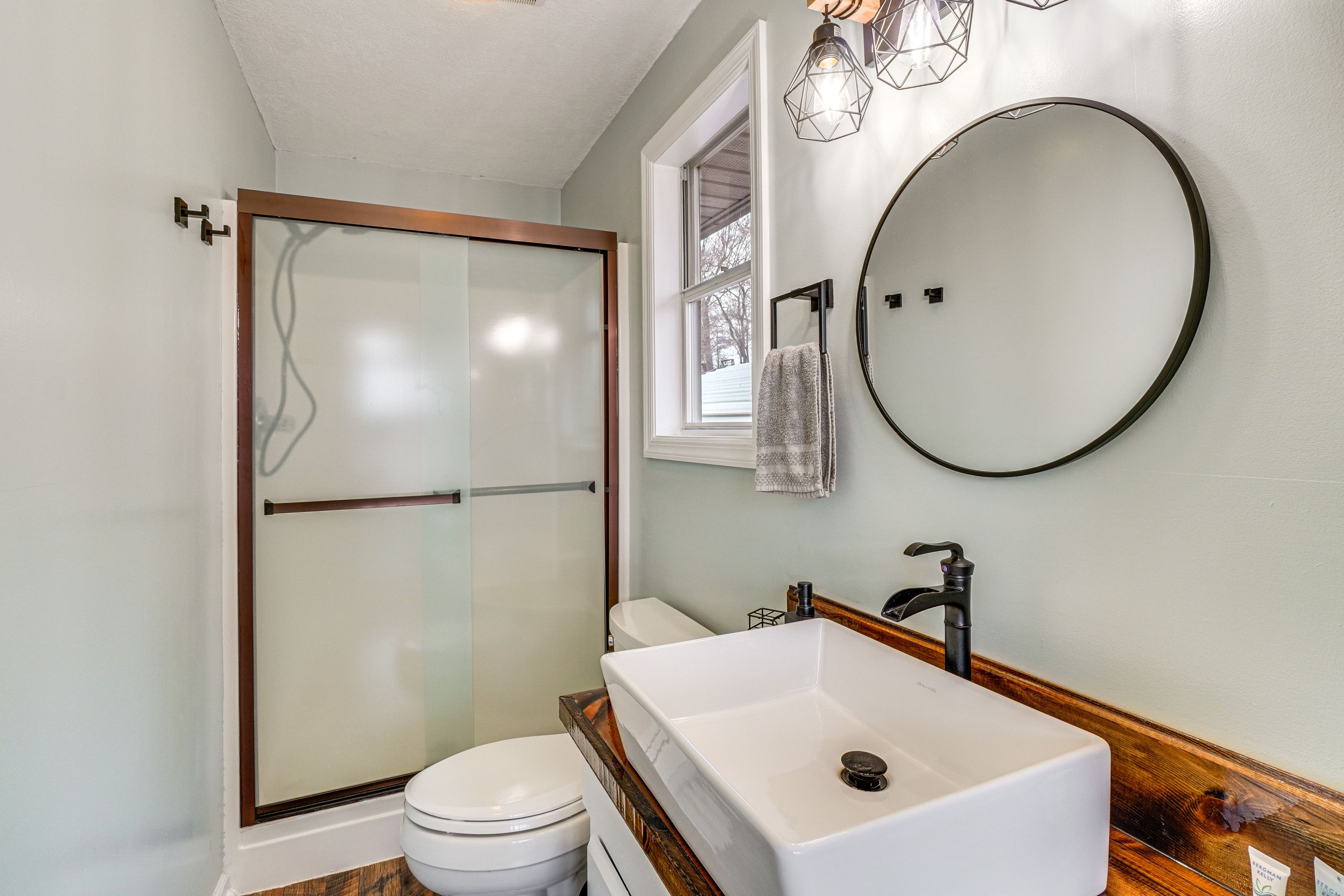 Full Bathroom | 1st Floor | Towels Provided