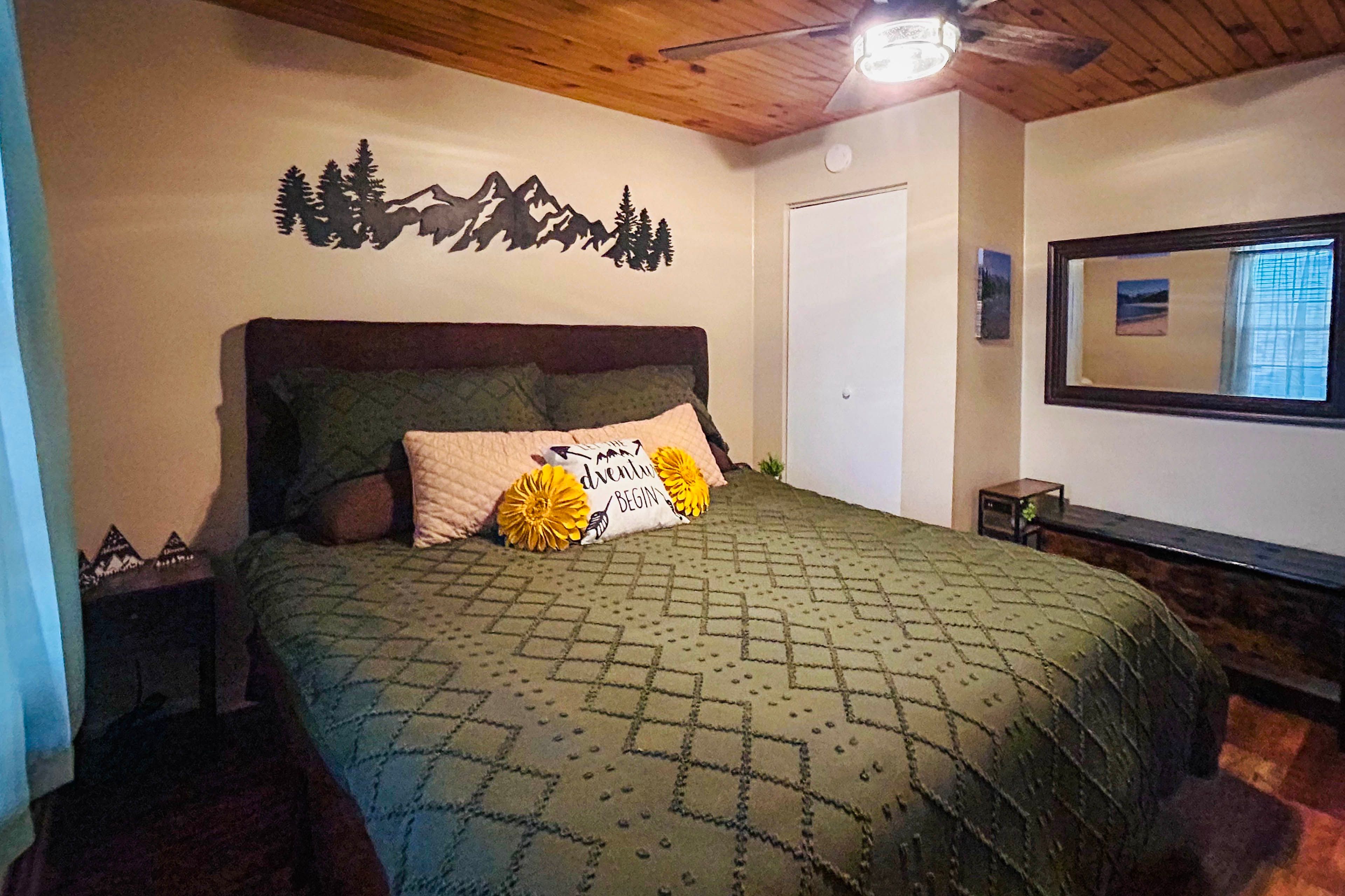 Bedroom 3 | 1st Floor | Queen Bed