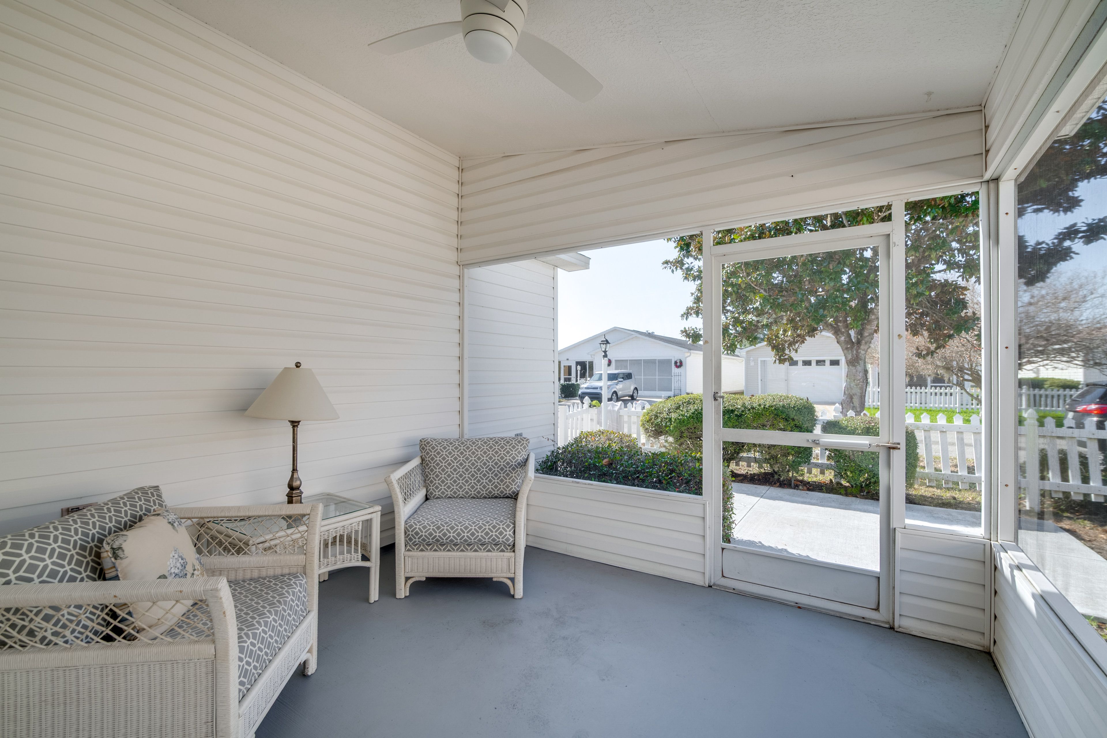 Screened Porch | Self Check-In | 10 Mi to Lake Griffin State Park
