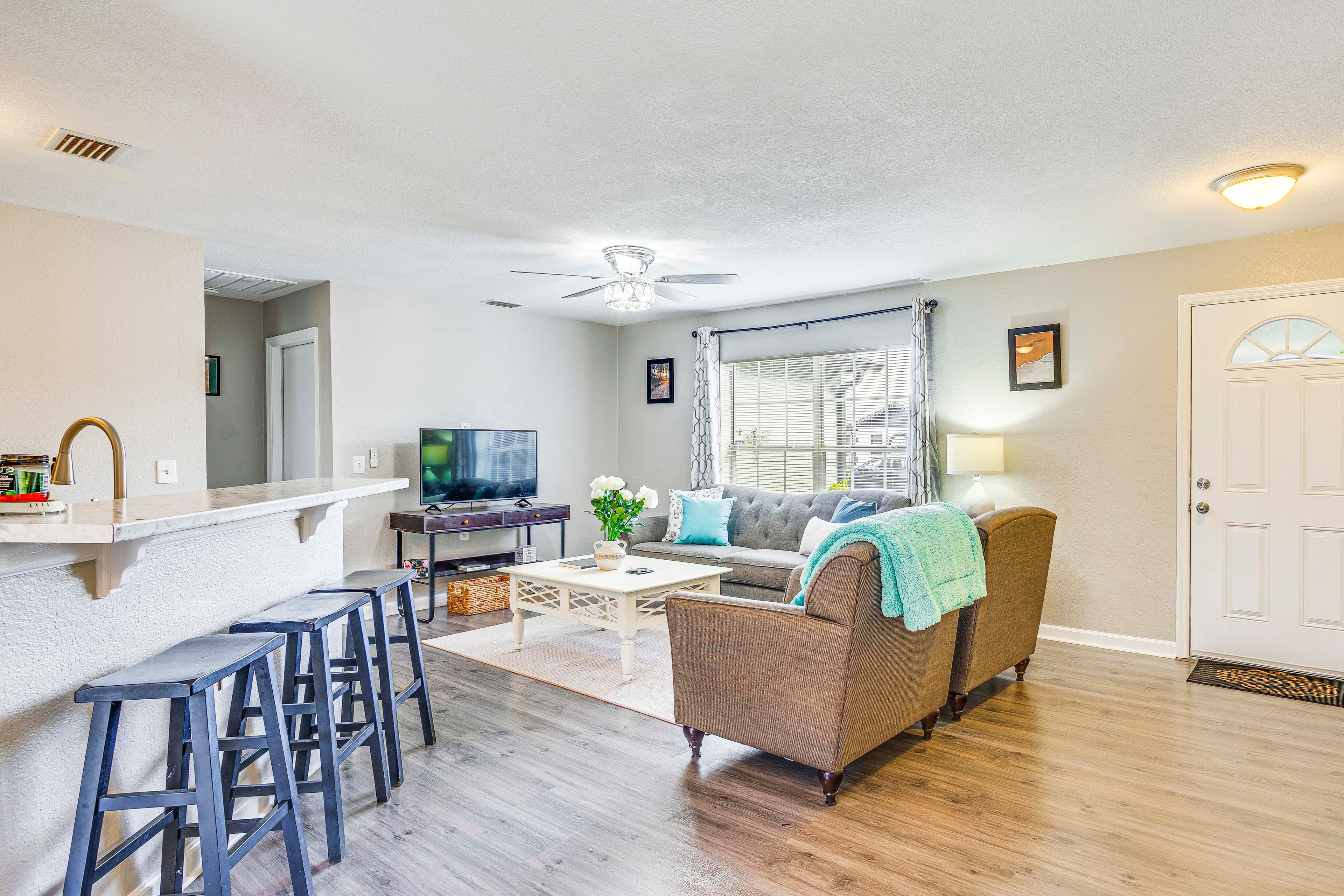 Living Room | Central Heating & A/C | Free WiFi