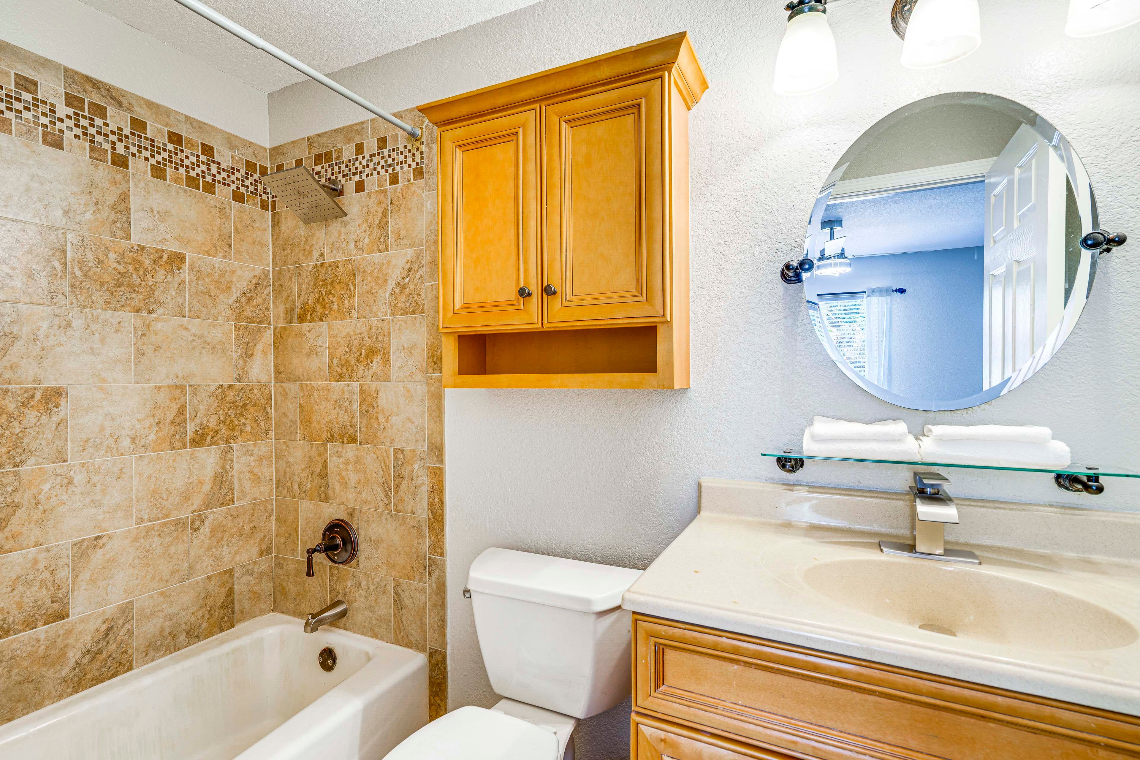 Full Bathroom | Complimentary Toiletries | Towels Provided