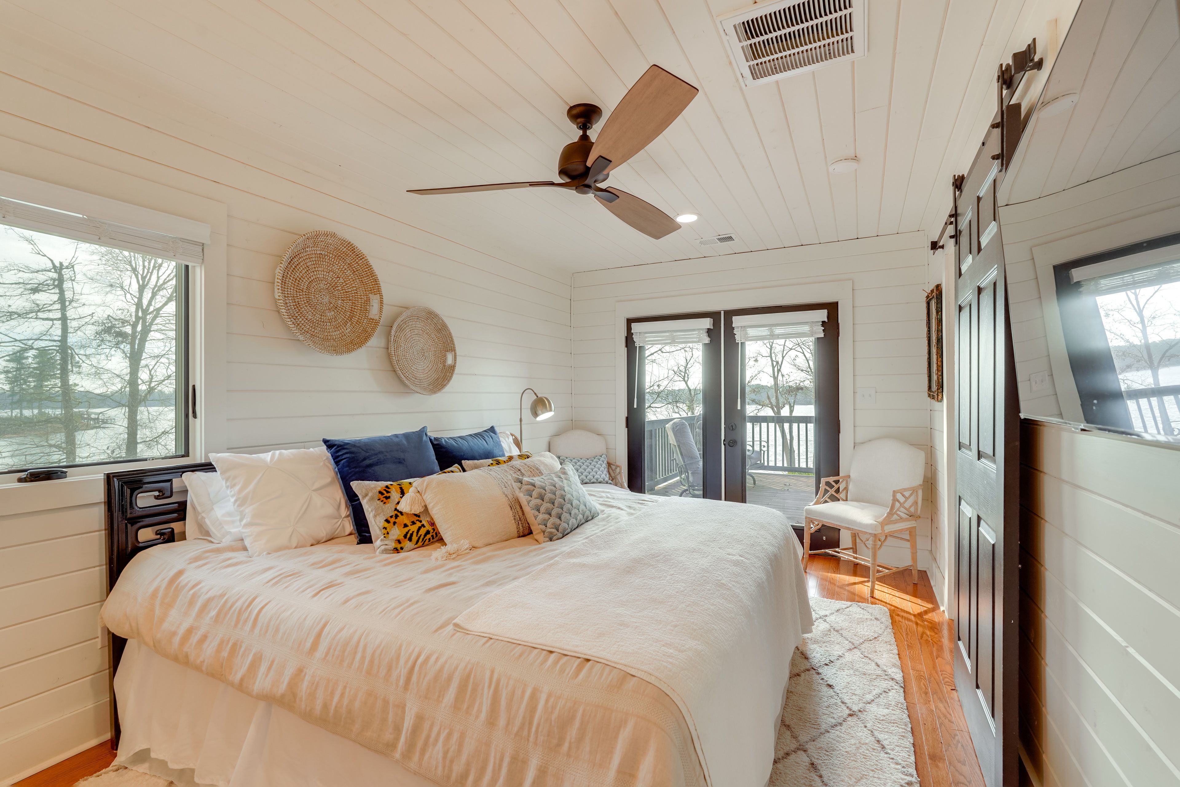 Bedroom | King Bed | Smart TV | 1st Floor