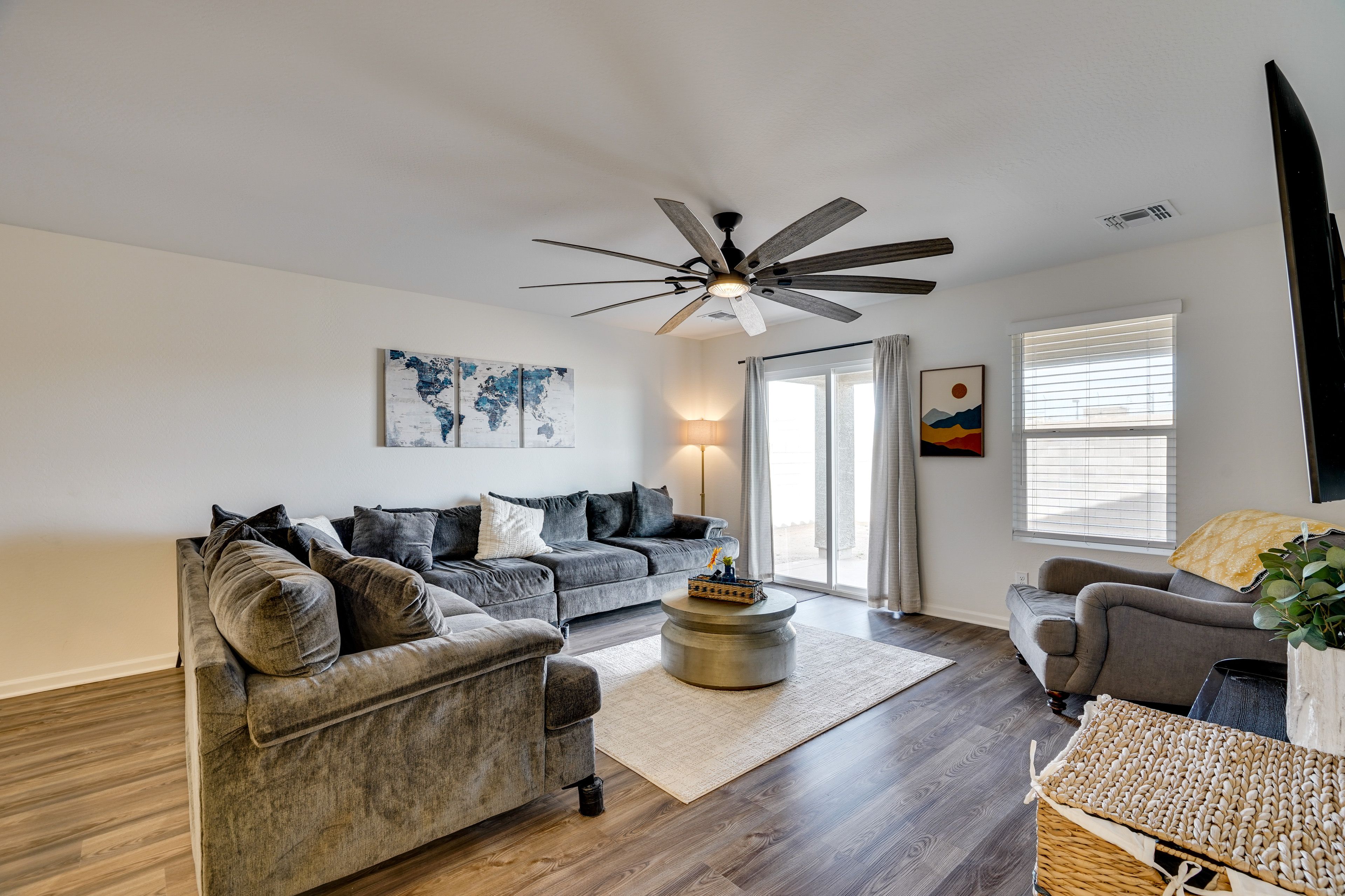 Living Room | Smart TV | Free WiFi | Single-Story Home