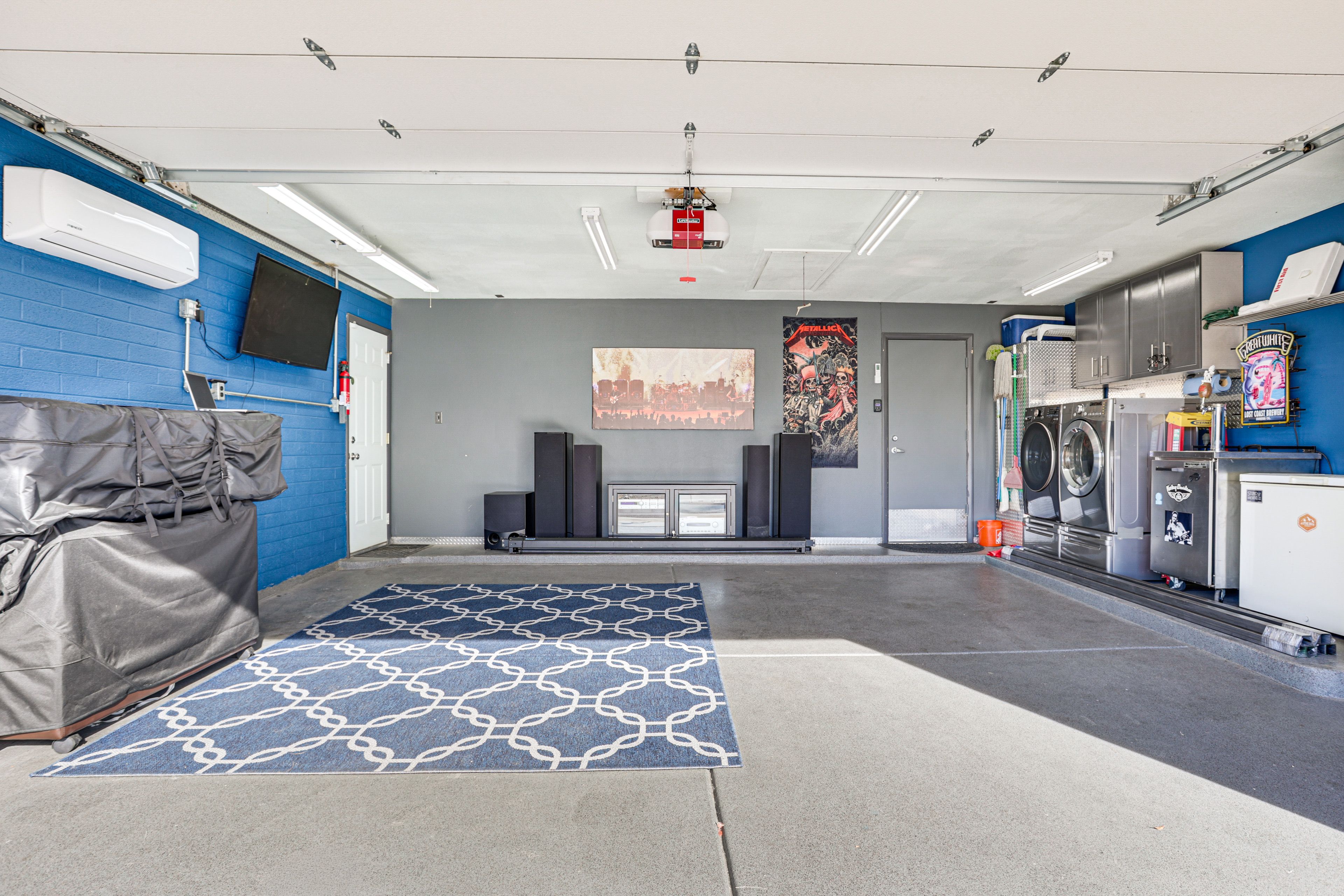 Garage | Washer/Dryer | TV