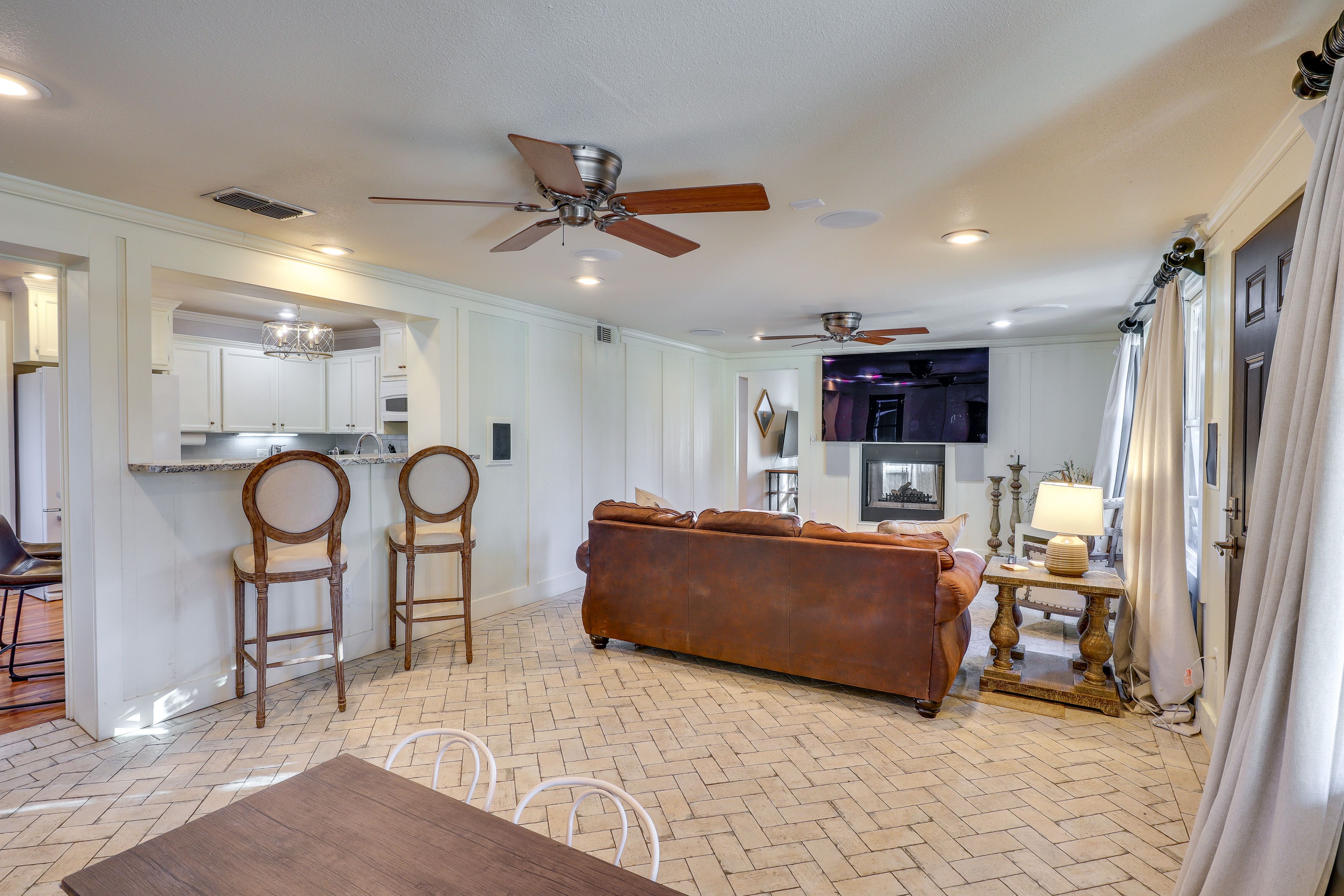 Living Room | Smart TV | Free WiFi | Fireplace