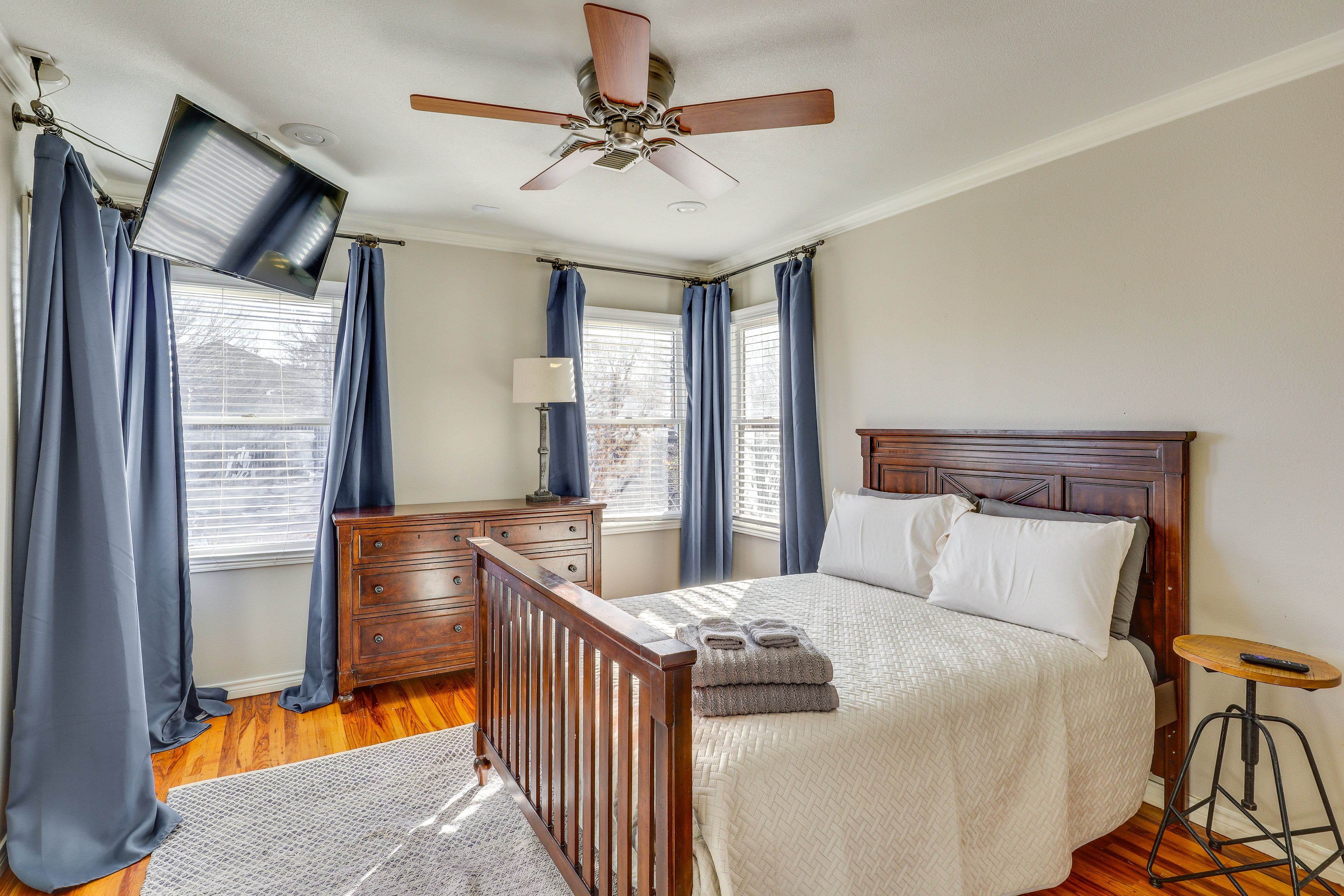 Bedroom 2 | King Bed | Smart TV