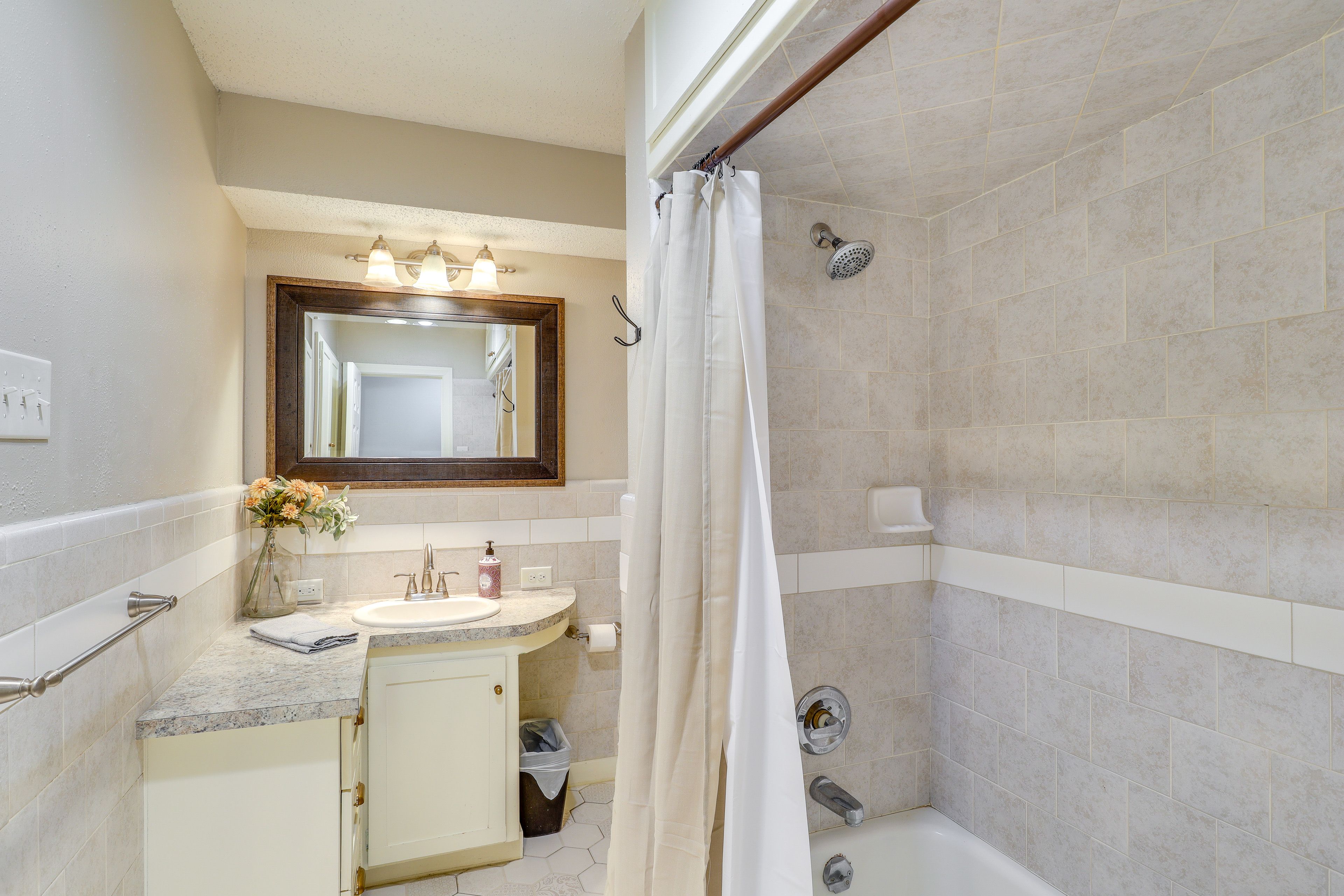 Full Bathroom | Complimentary Toiletries | Hair Dryer