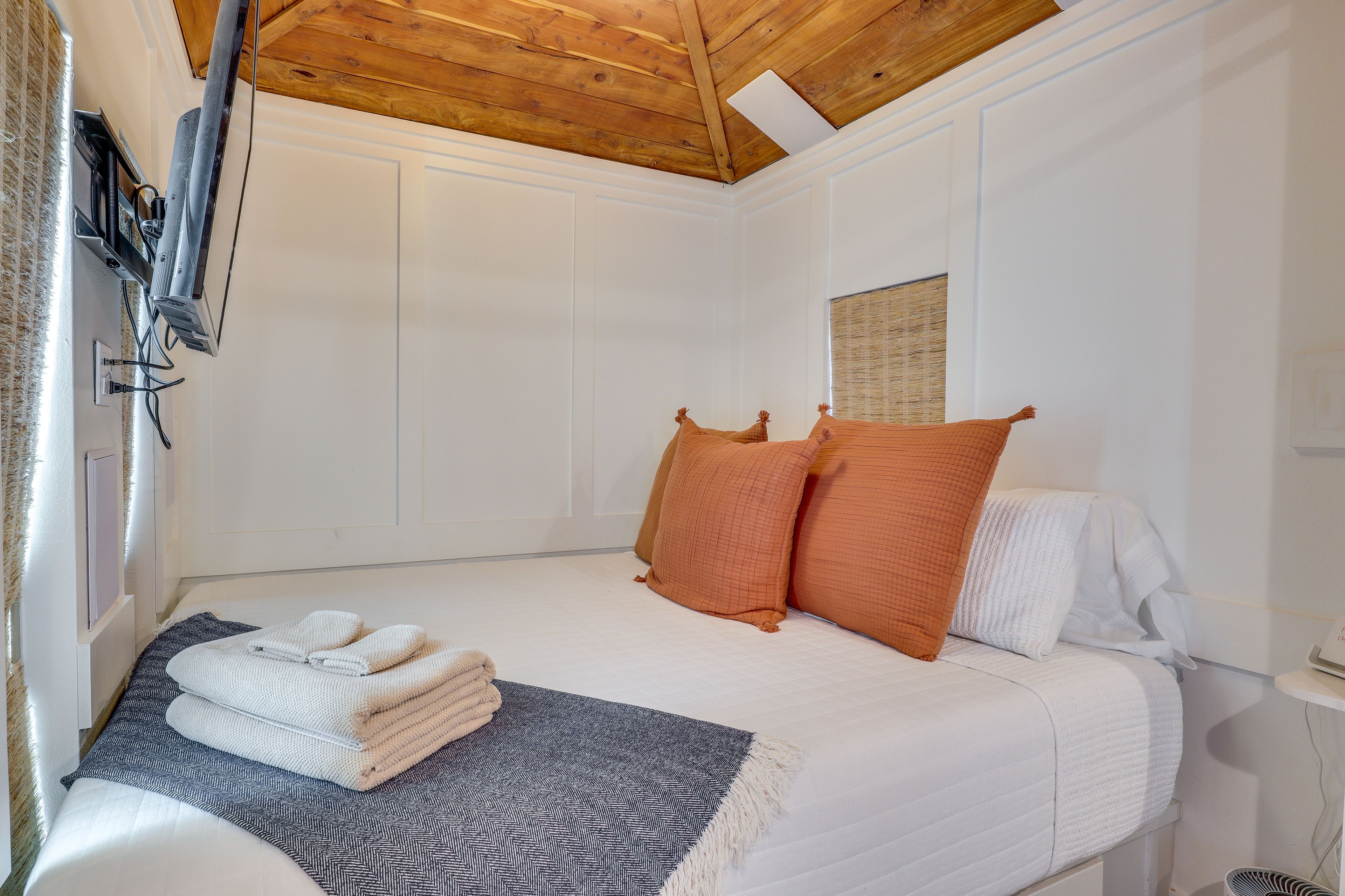 Studio | King Bed | Smart TV | Linens Provided