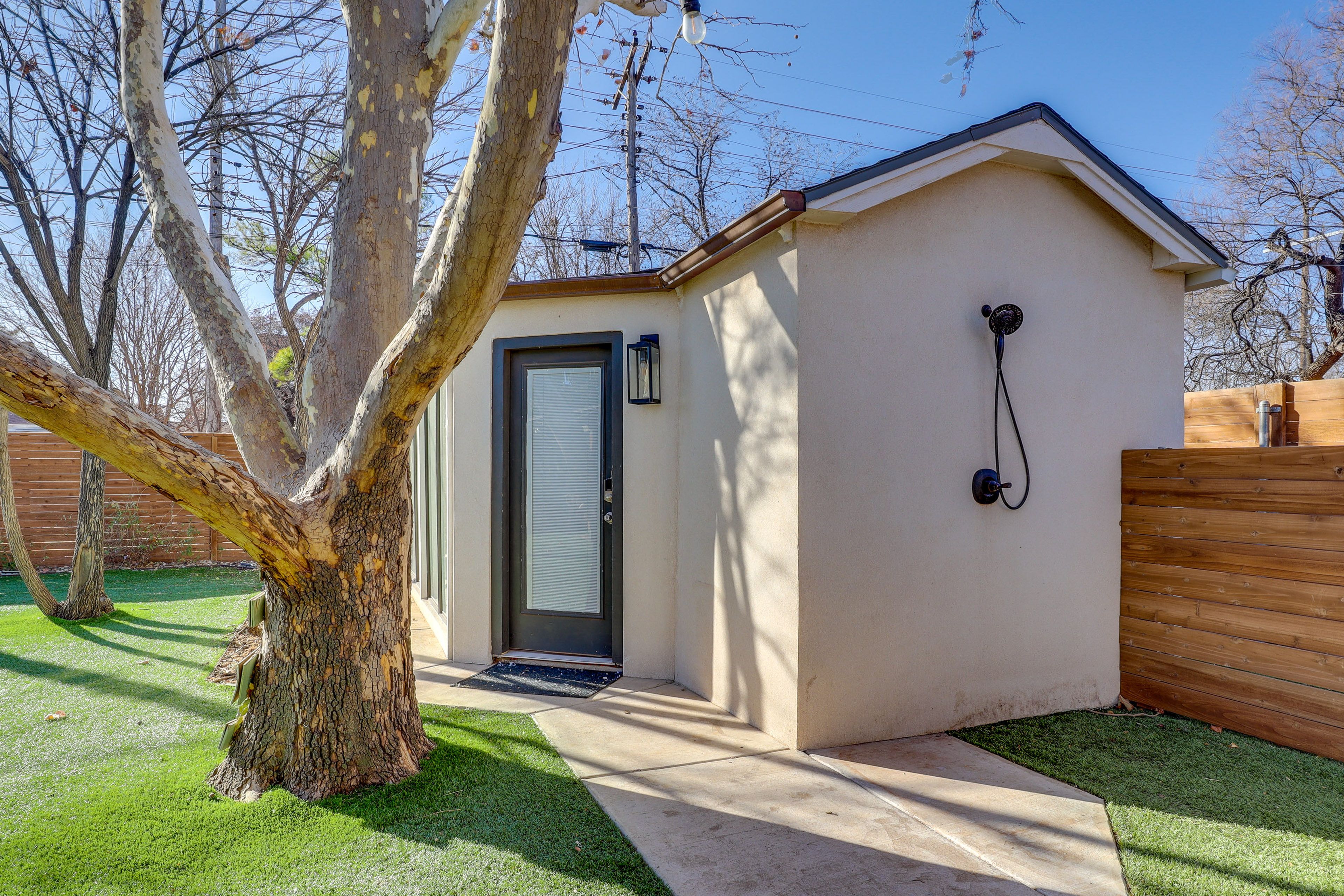 Unit Entrance | 1 Mi to Texas Tech University