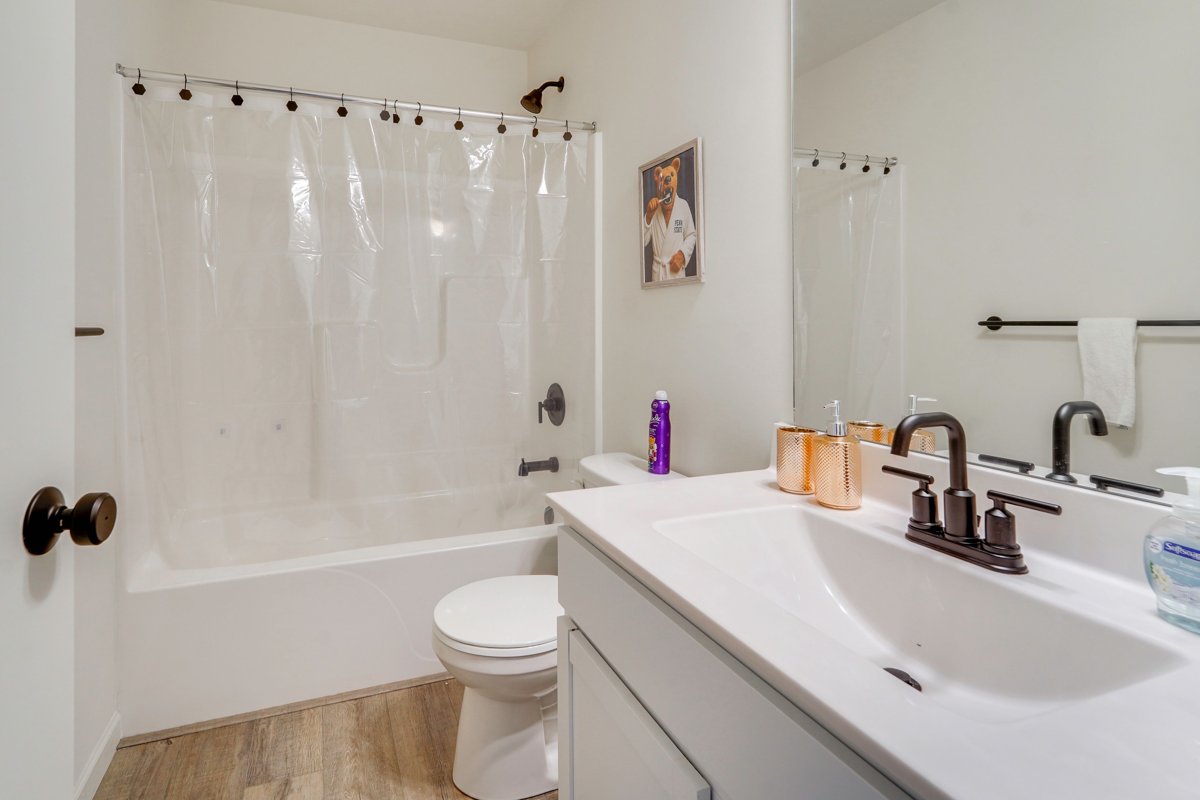 Full Bathroom | 2nd Floor