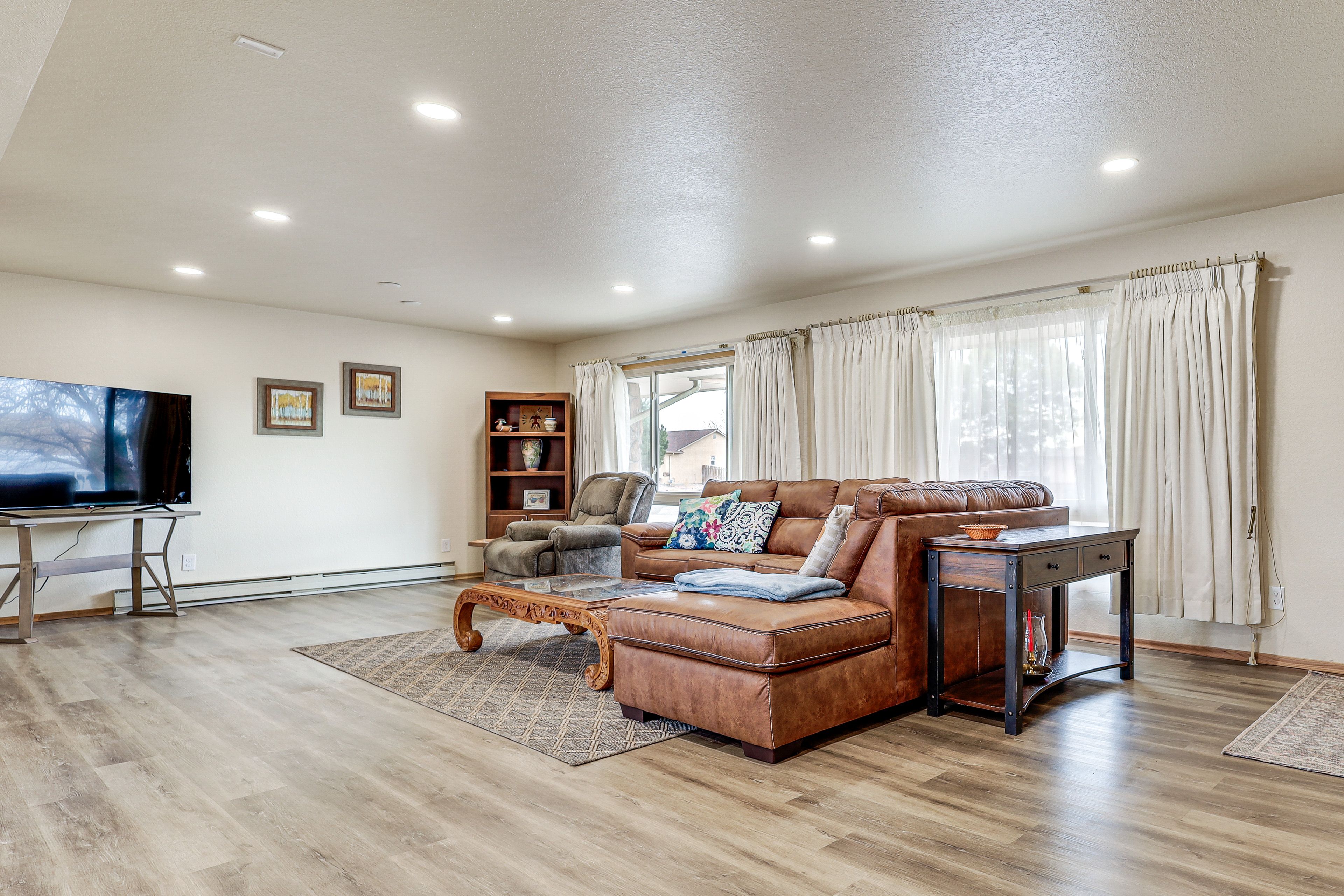 Living Room | Smart TV | Gas Fireplace