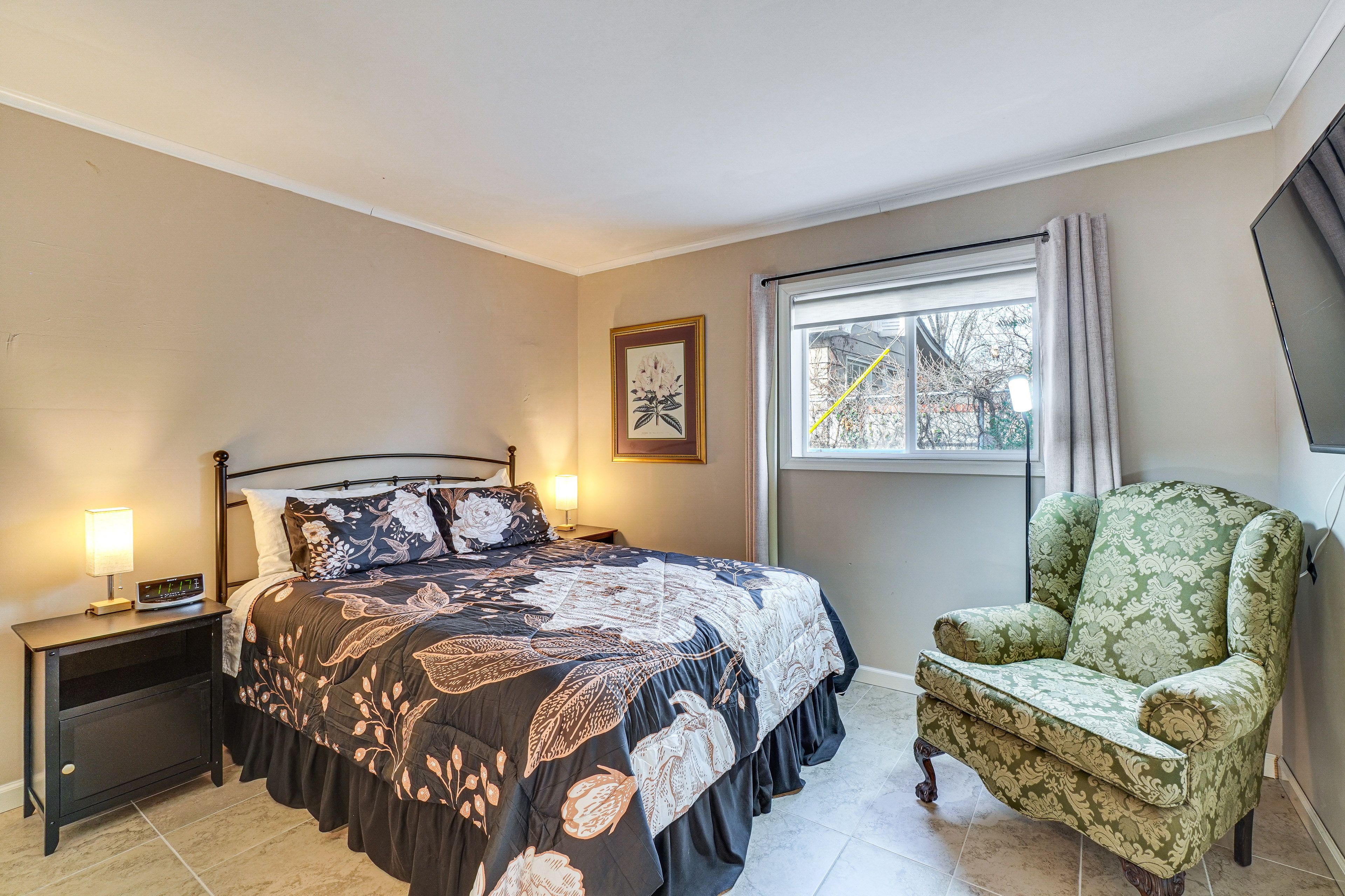 Bedroom 1 | Adjustable Queen Bed | Smart TV | Linens Provided