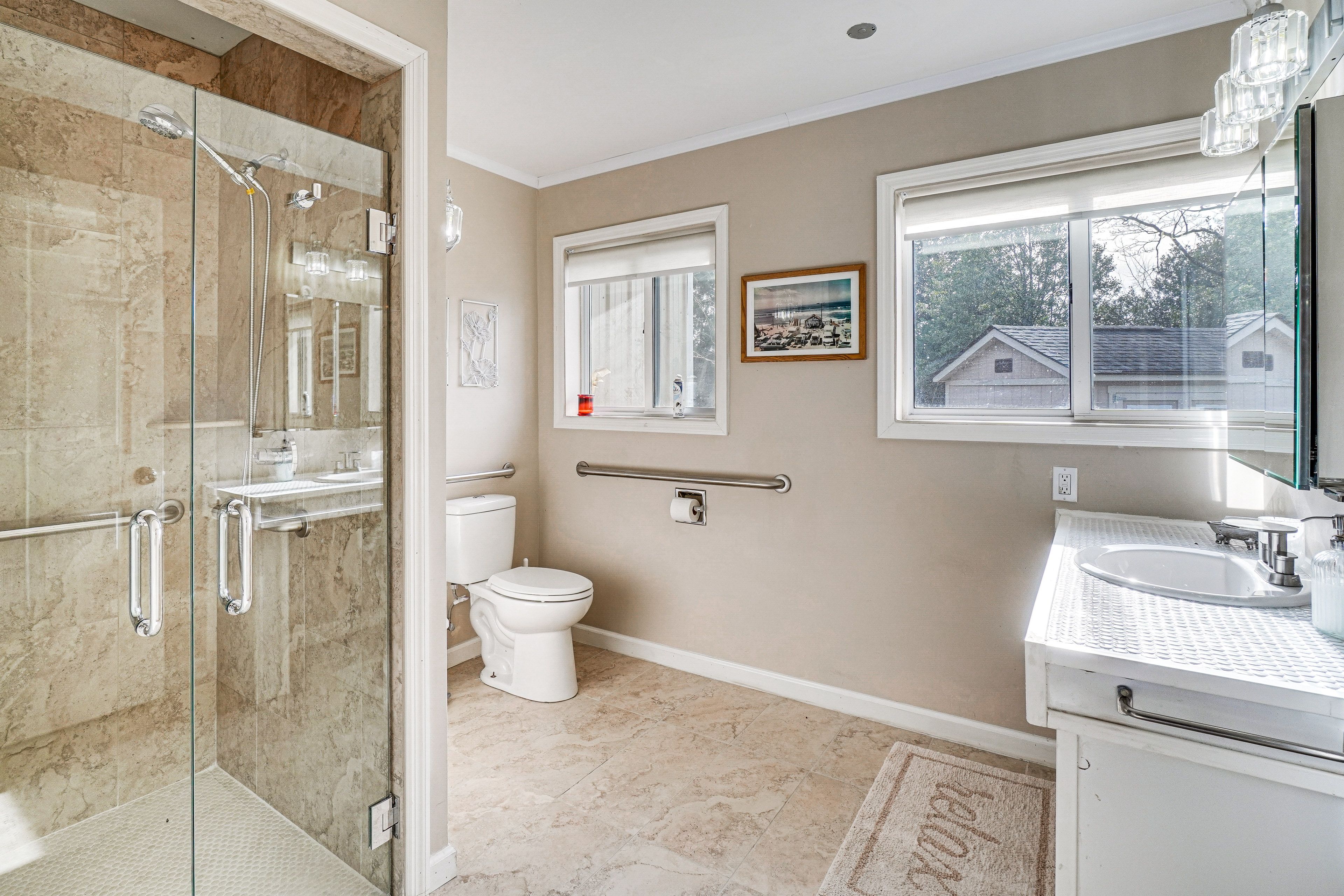 Full Bathroom | Towels Provided | Complimentary Toiletries