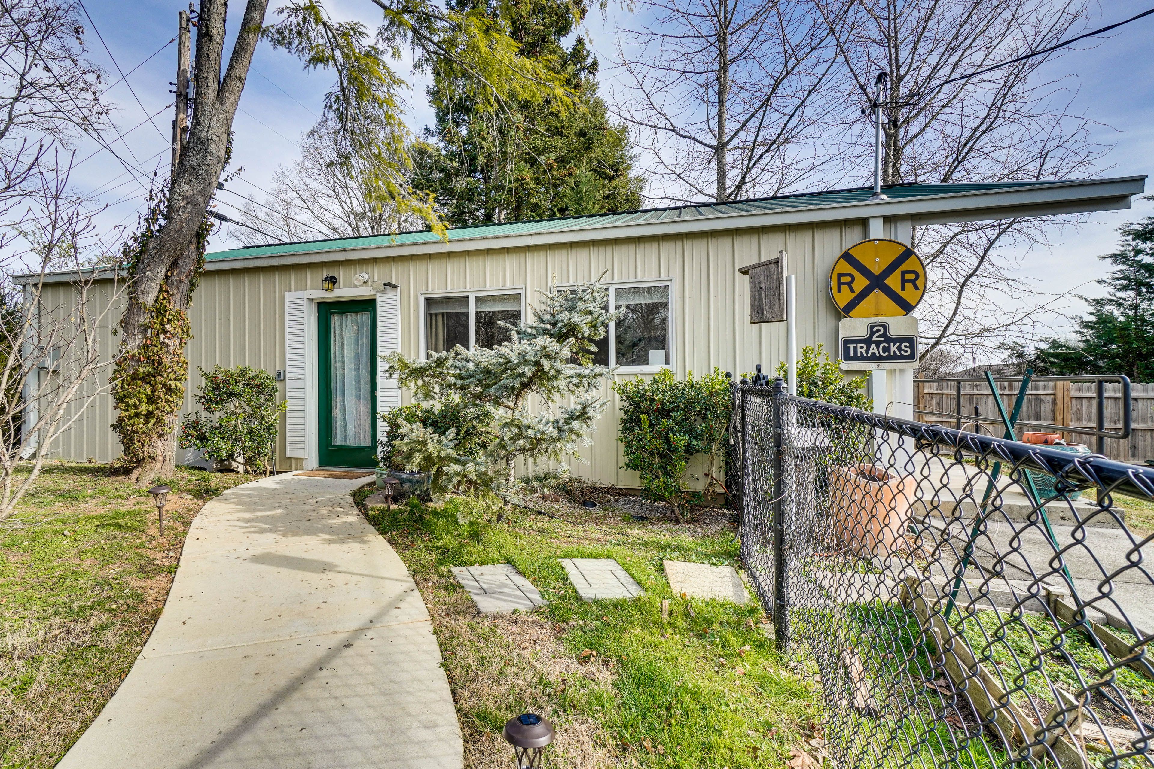 Knoxville Vacation Rental | 2BR | 1BA | Step-Free Access | 900 Sq Ft