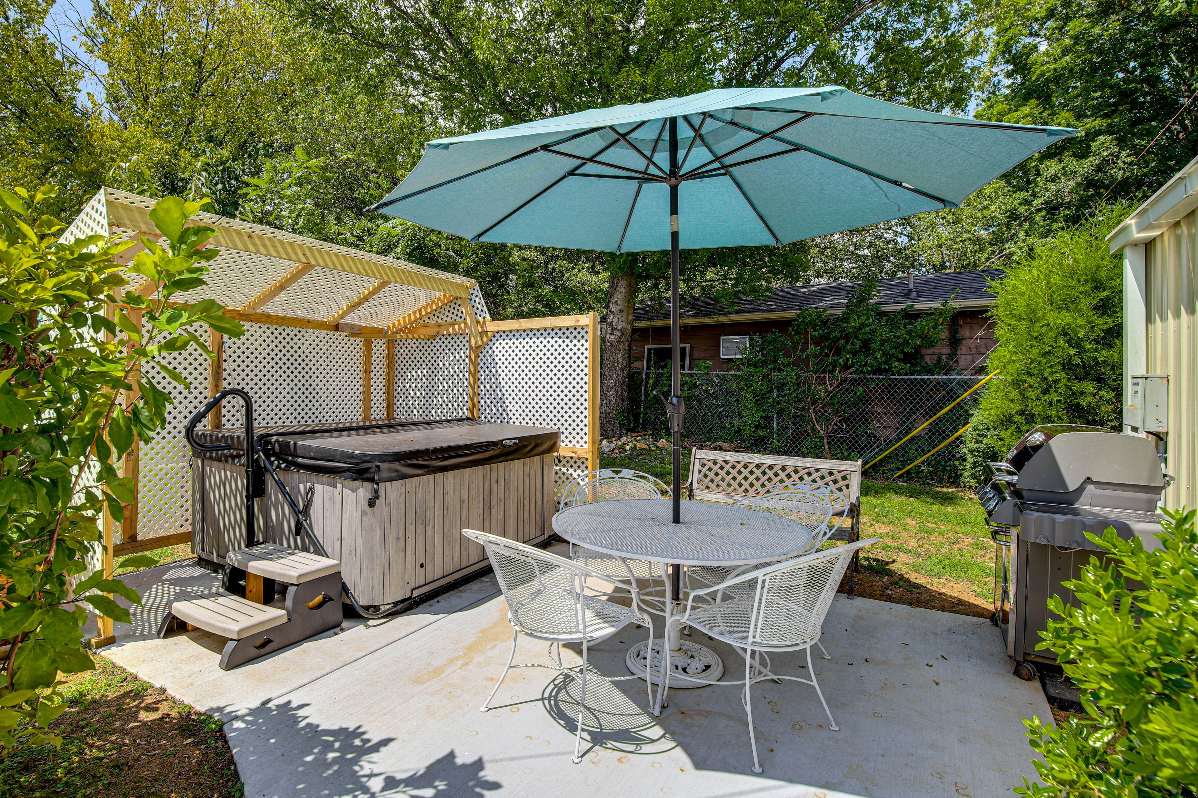 Patio w/ Hot Tub