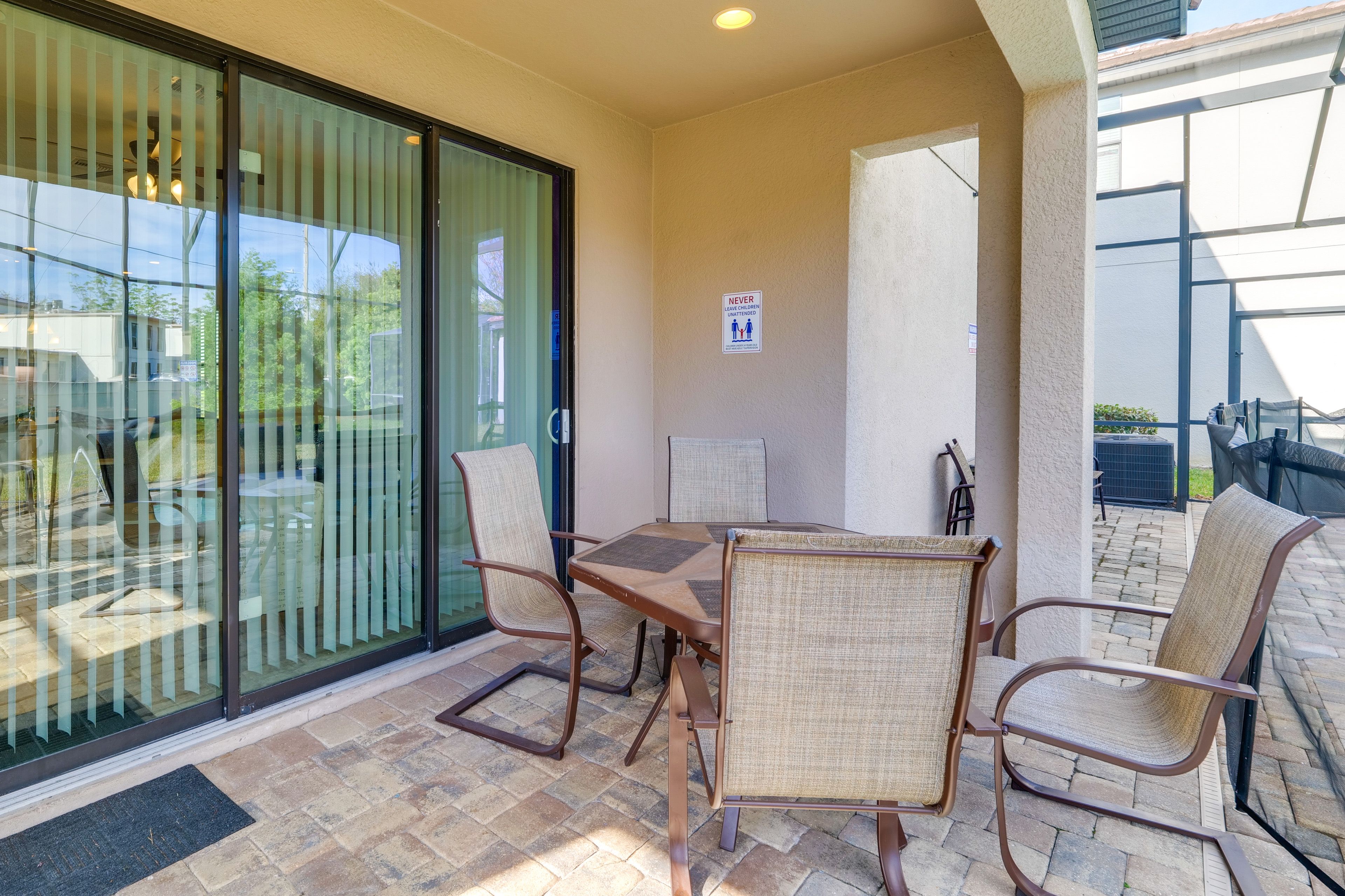 Screened Lanai | Dining Area