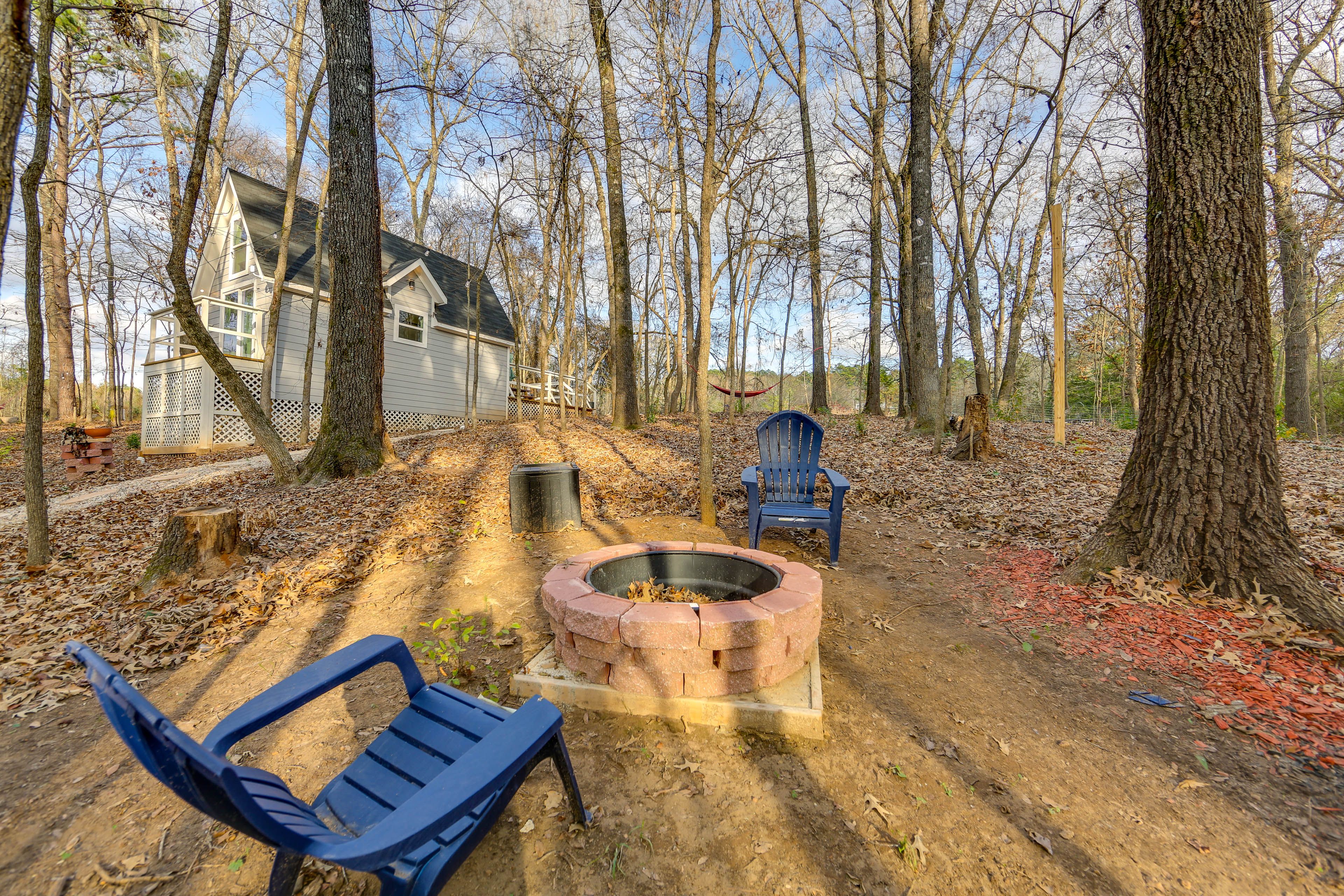 Hawkins Vacation Rental | Studio | 1BA | 650 Sq Ft | 2 Steps to Enter