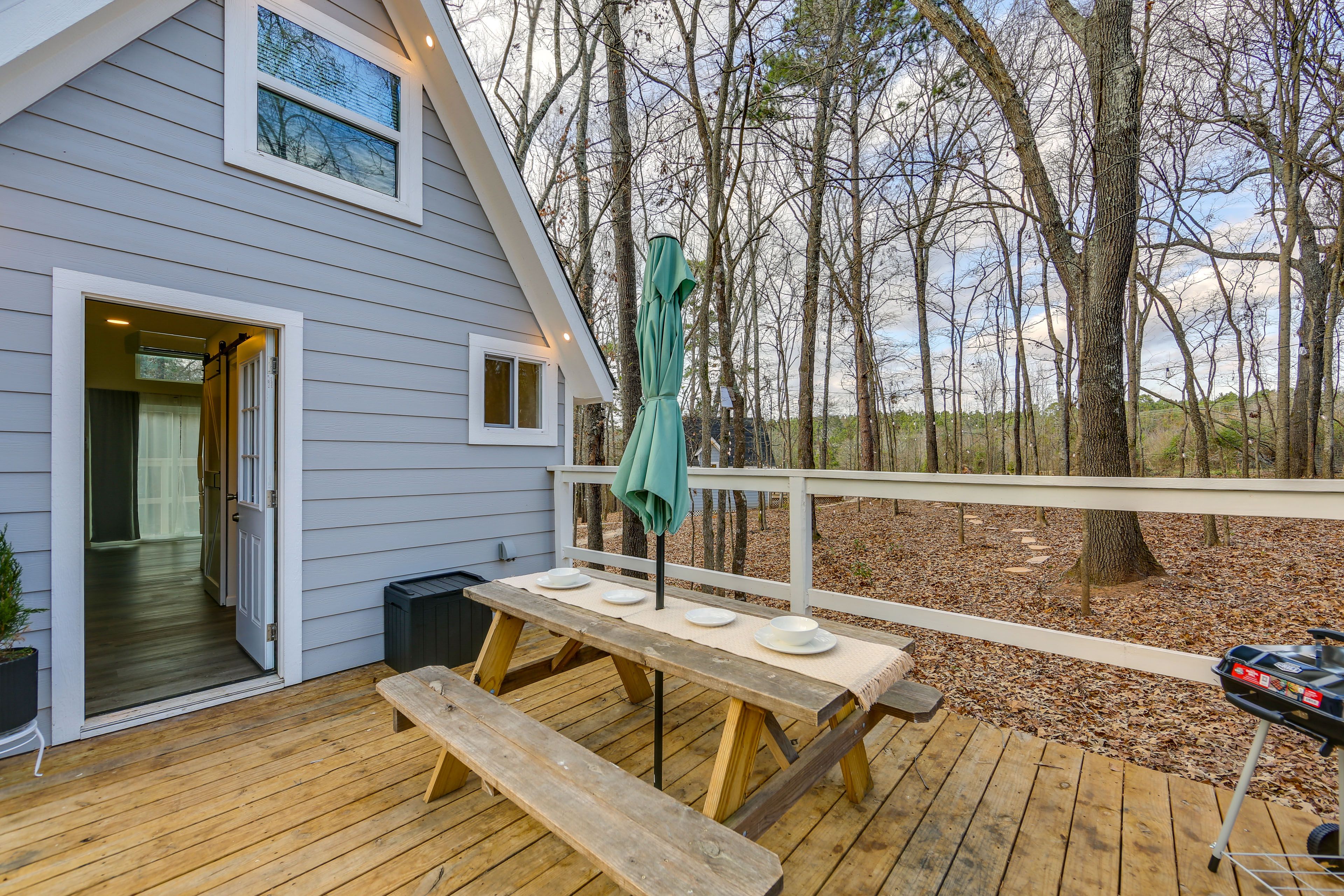 Deck | Outdoor Dining Area | Charcoal Grill
