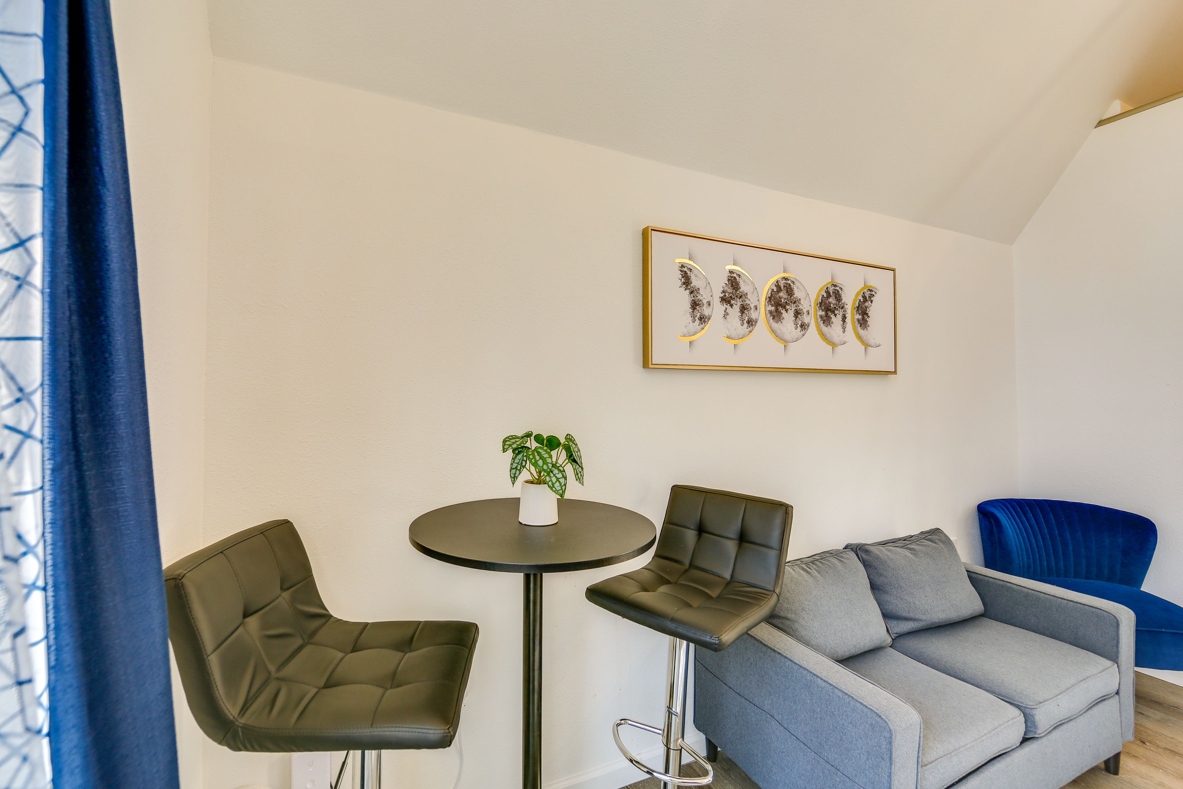 Studio Interior | Free WiFi | Smart TV | Central A/C | 1st Floor