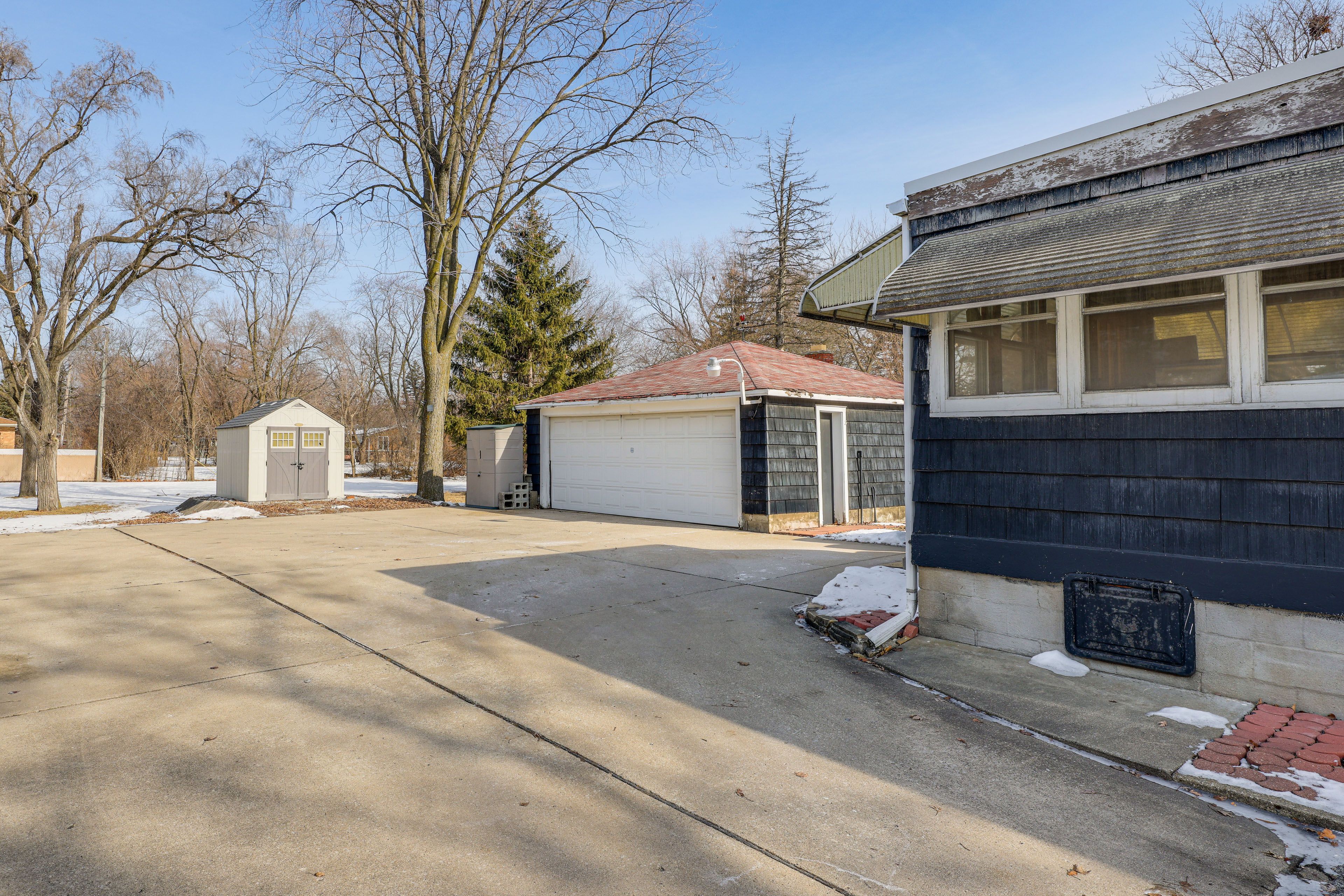 Parking | Driveway (6 Vehicles) | Trailer Parking Available