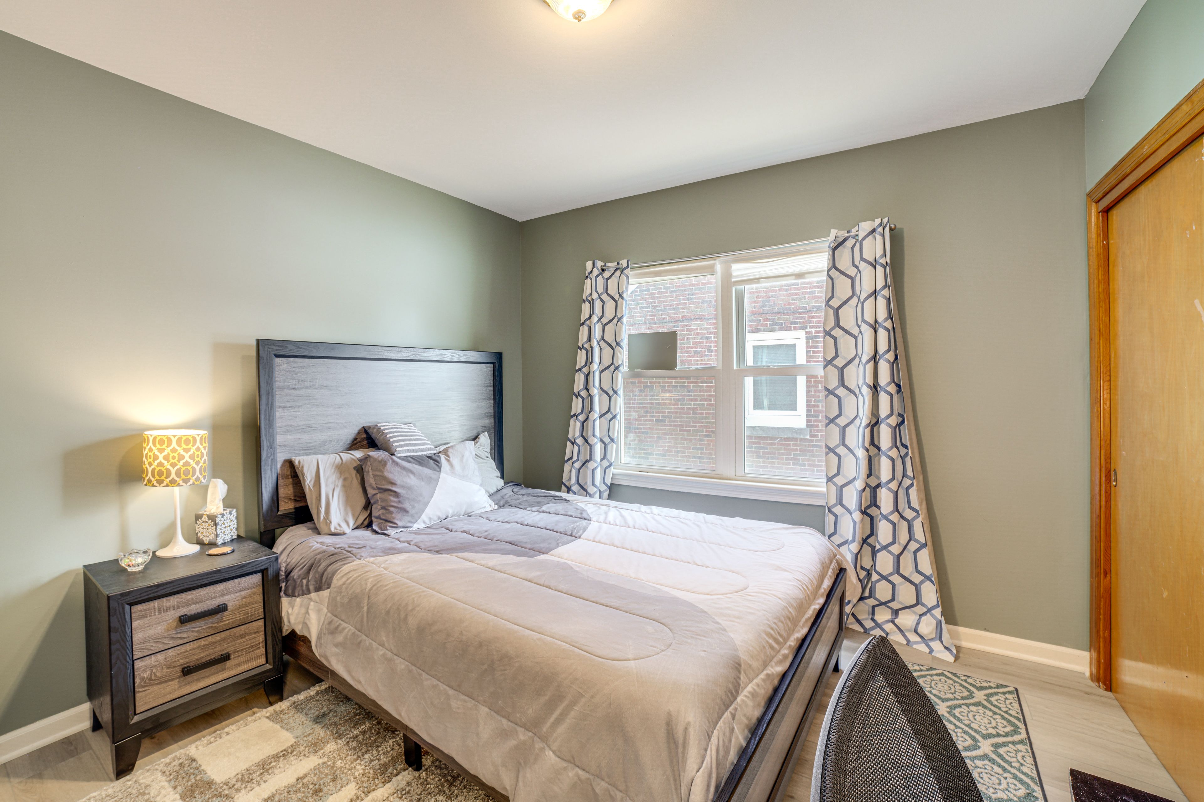 Bedroom 2 | Queen Bed | Main Floor