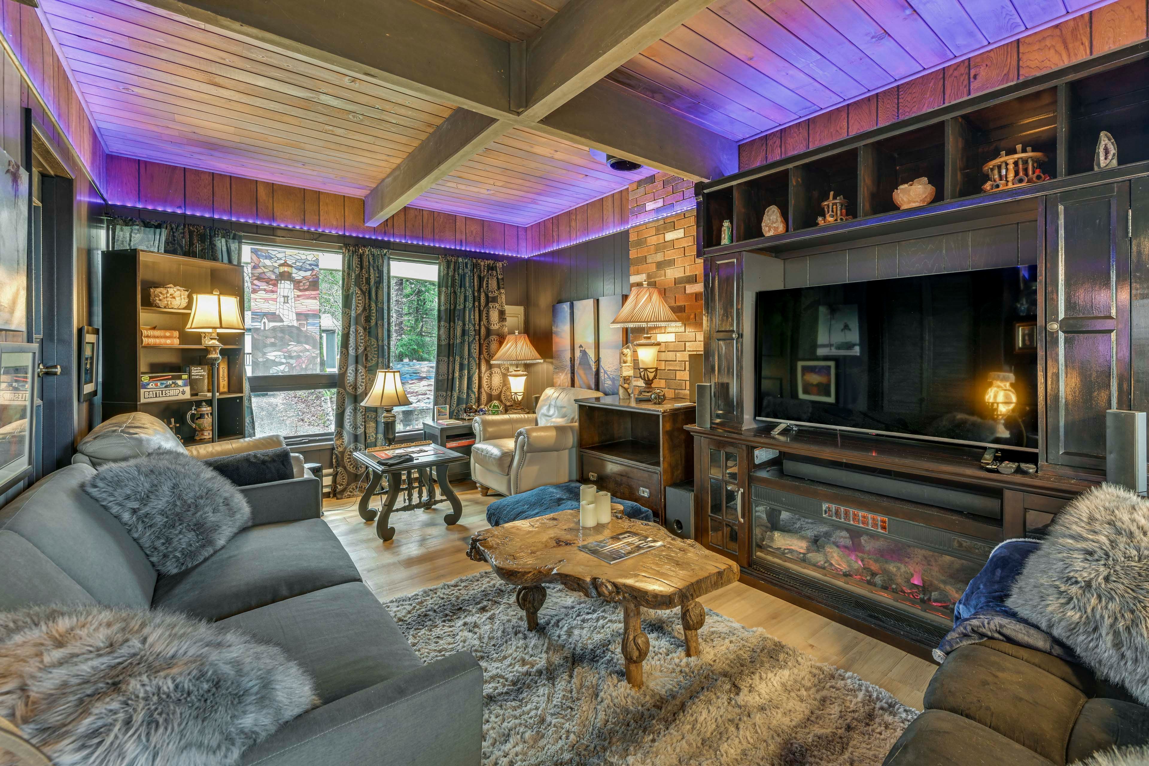 Living Room | 2-Story Cabin | Smart TV | Electric Fireplace
