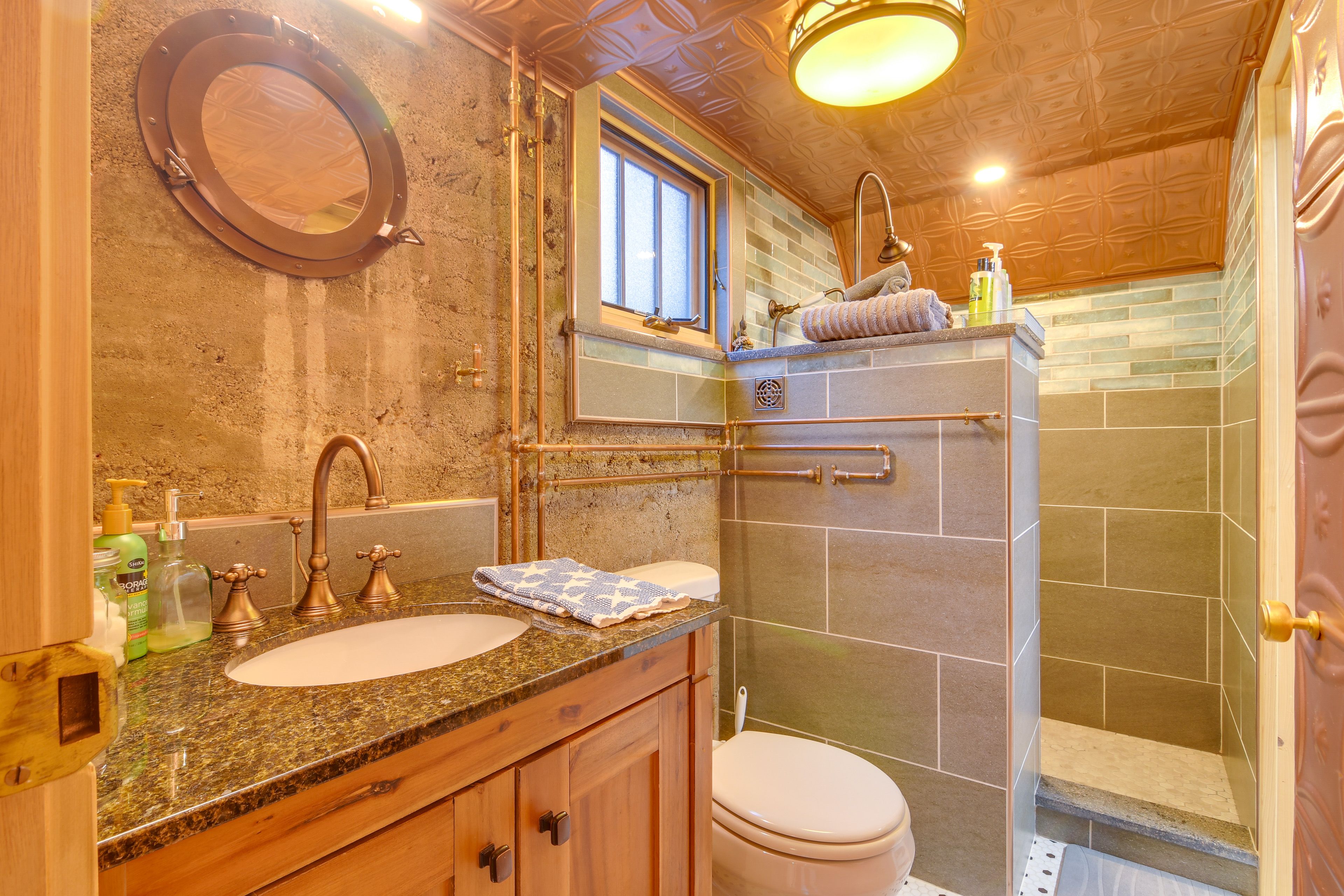 Full Bathroom | Towels Provided