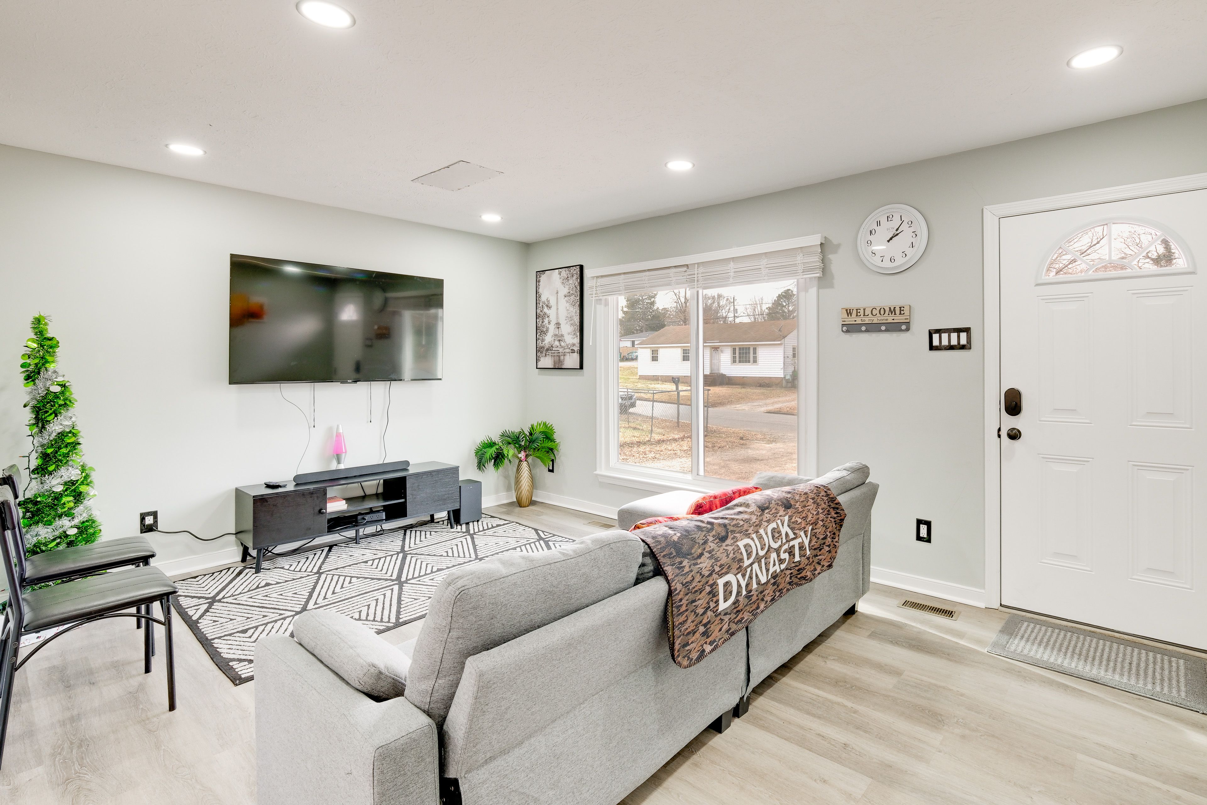 Living Room | Free WiFi | Central A/C & Heat