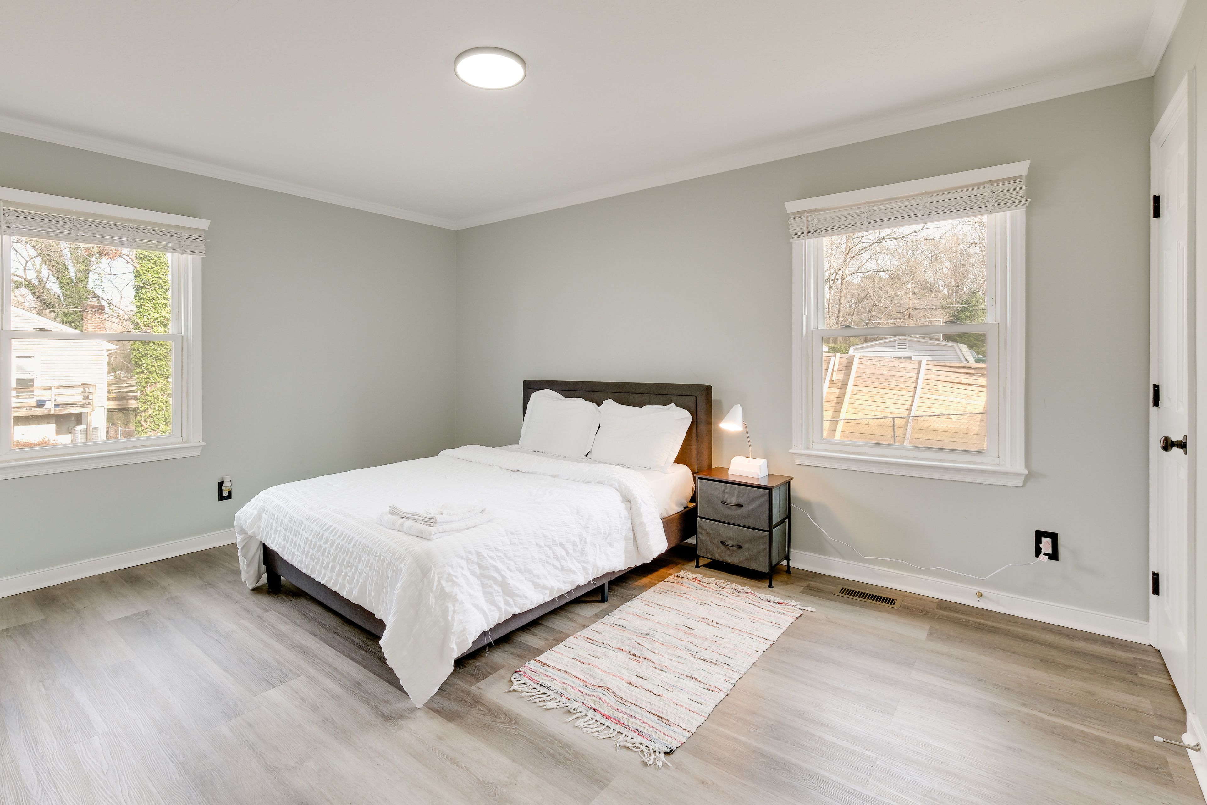 Bedroom 1 | Queen Bed