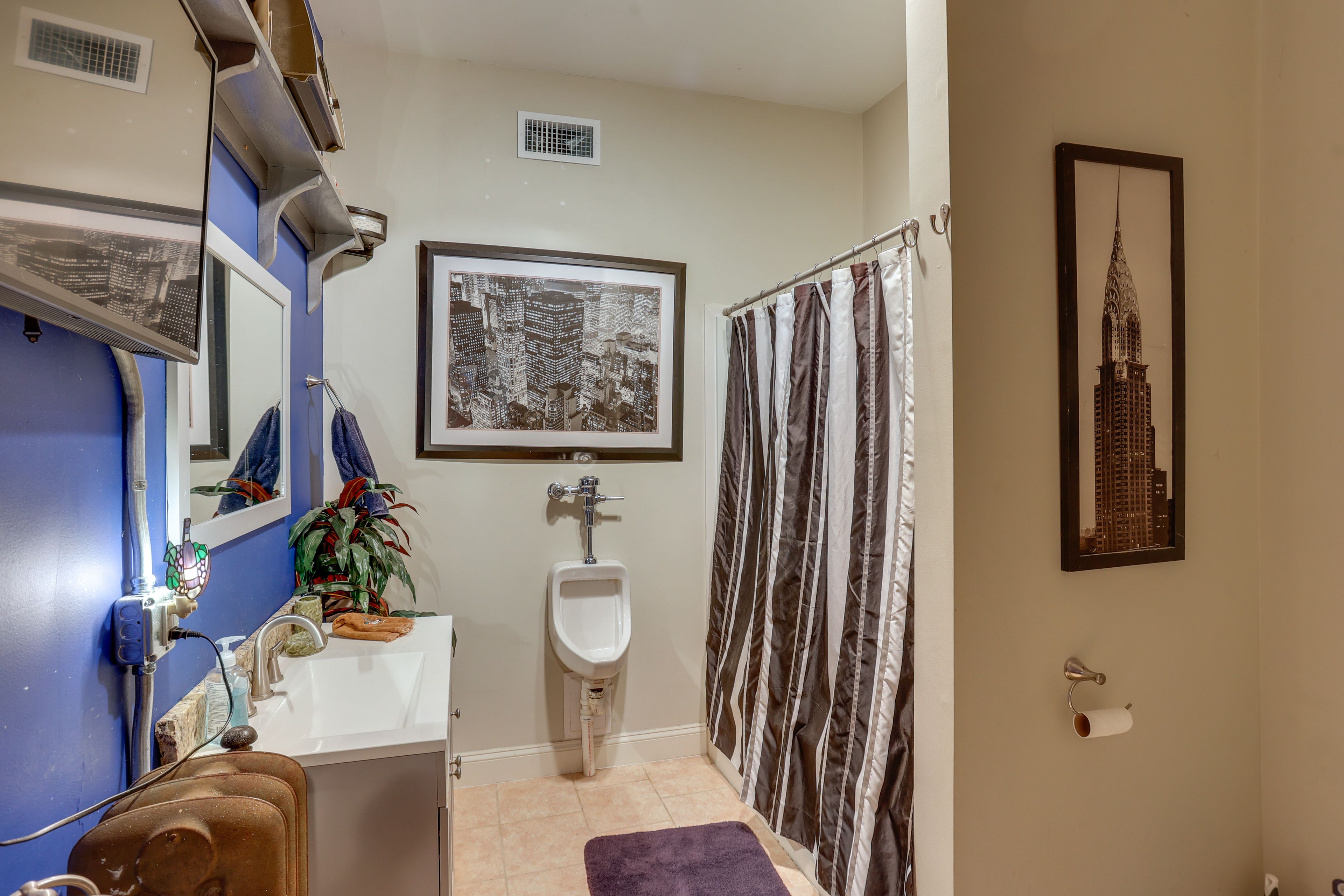 Bathroom | Main Level