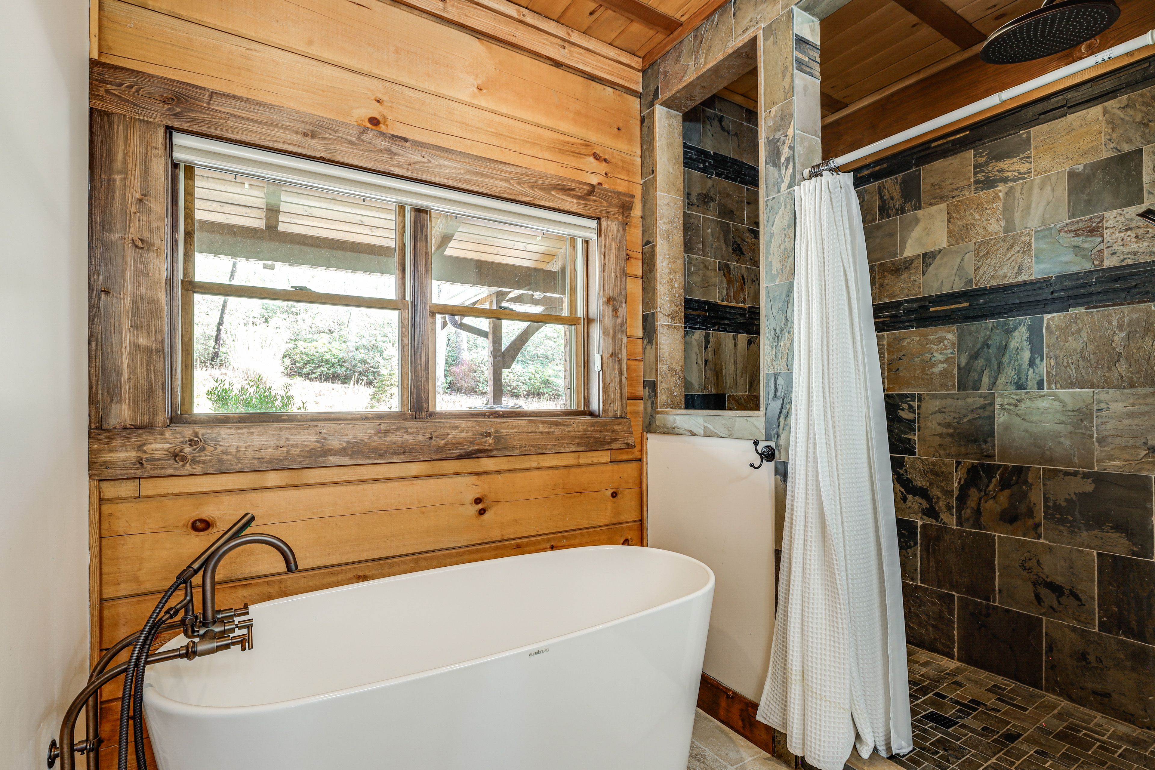 En-Suite Bathroom | Soaking Tub | Shower | Main Floor