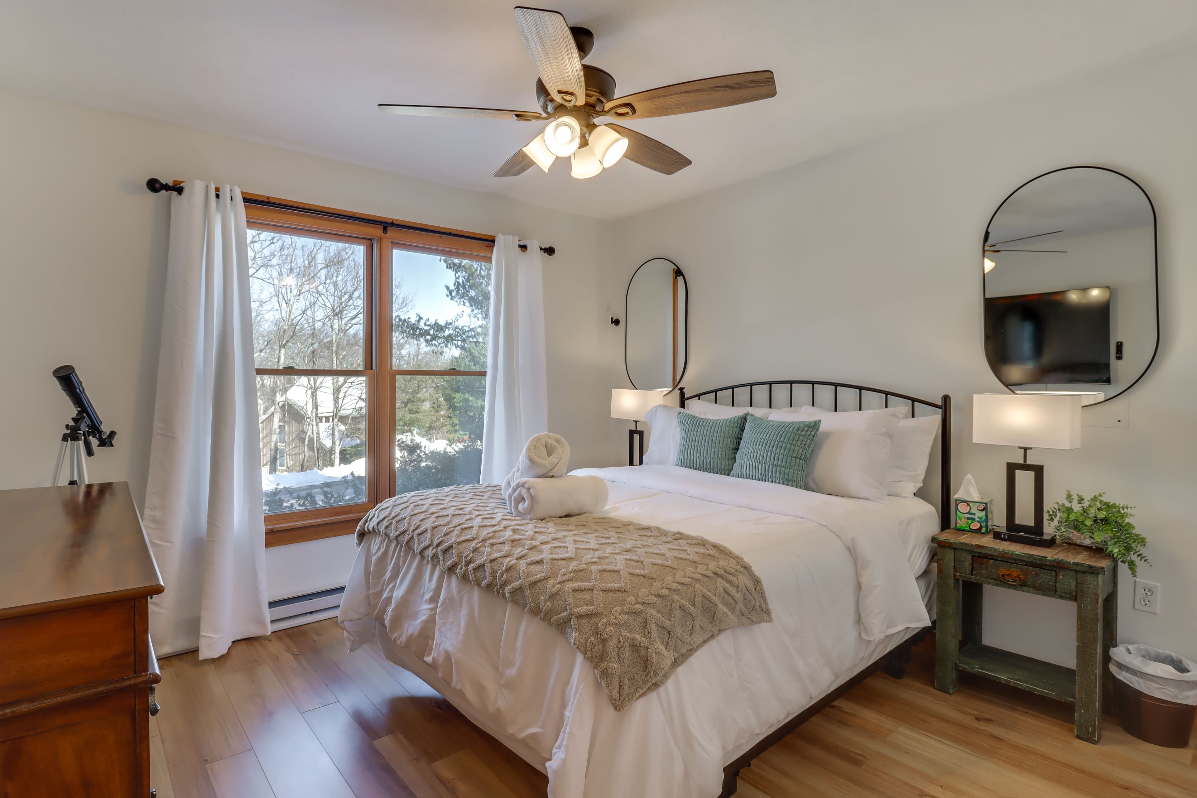 Bedroom 1 | Queen Bed | 1st Floor