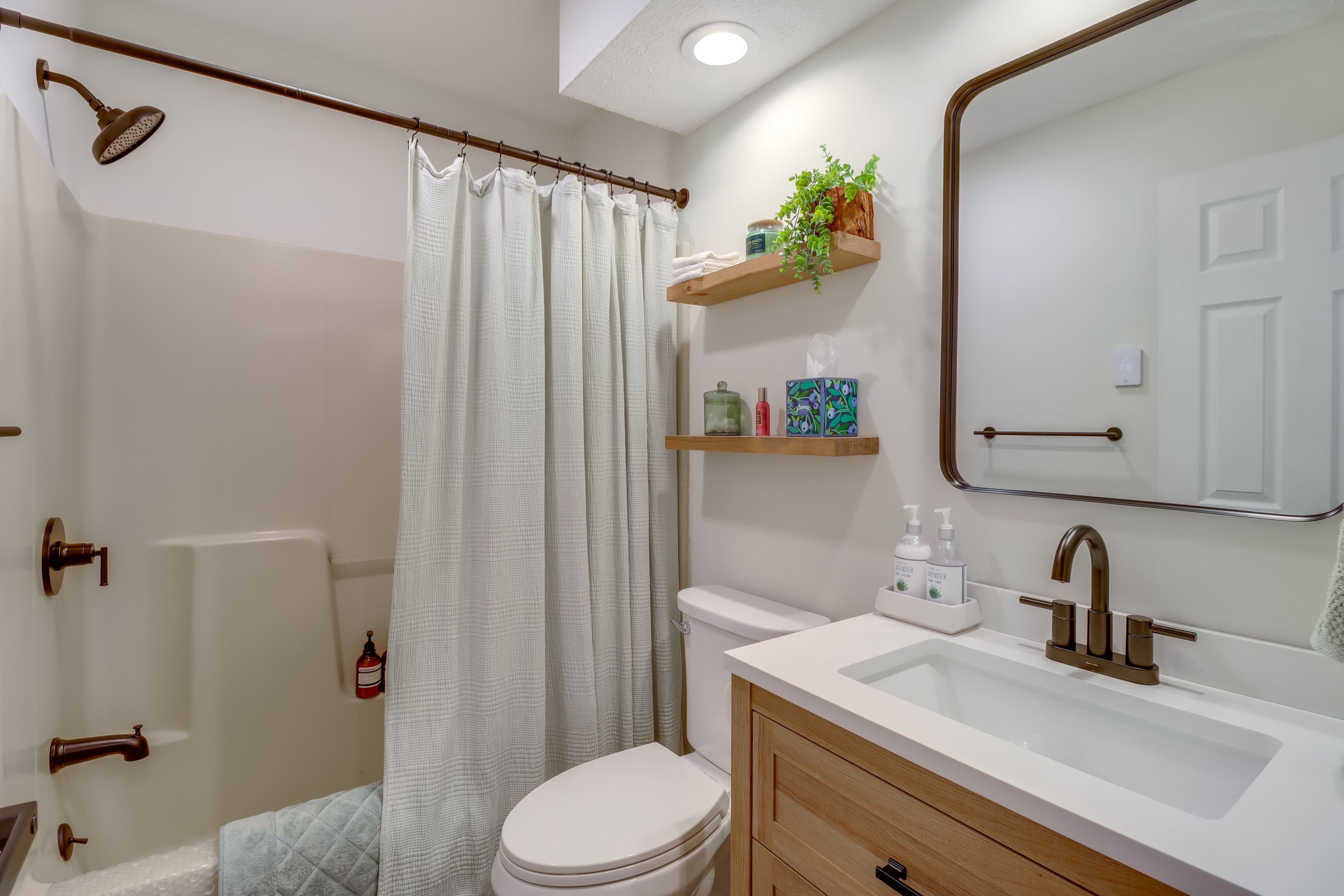 Full Bathroom | 1st Floor