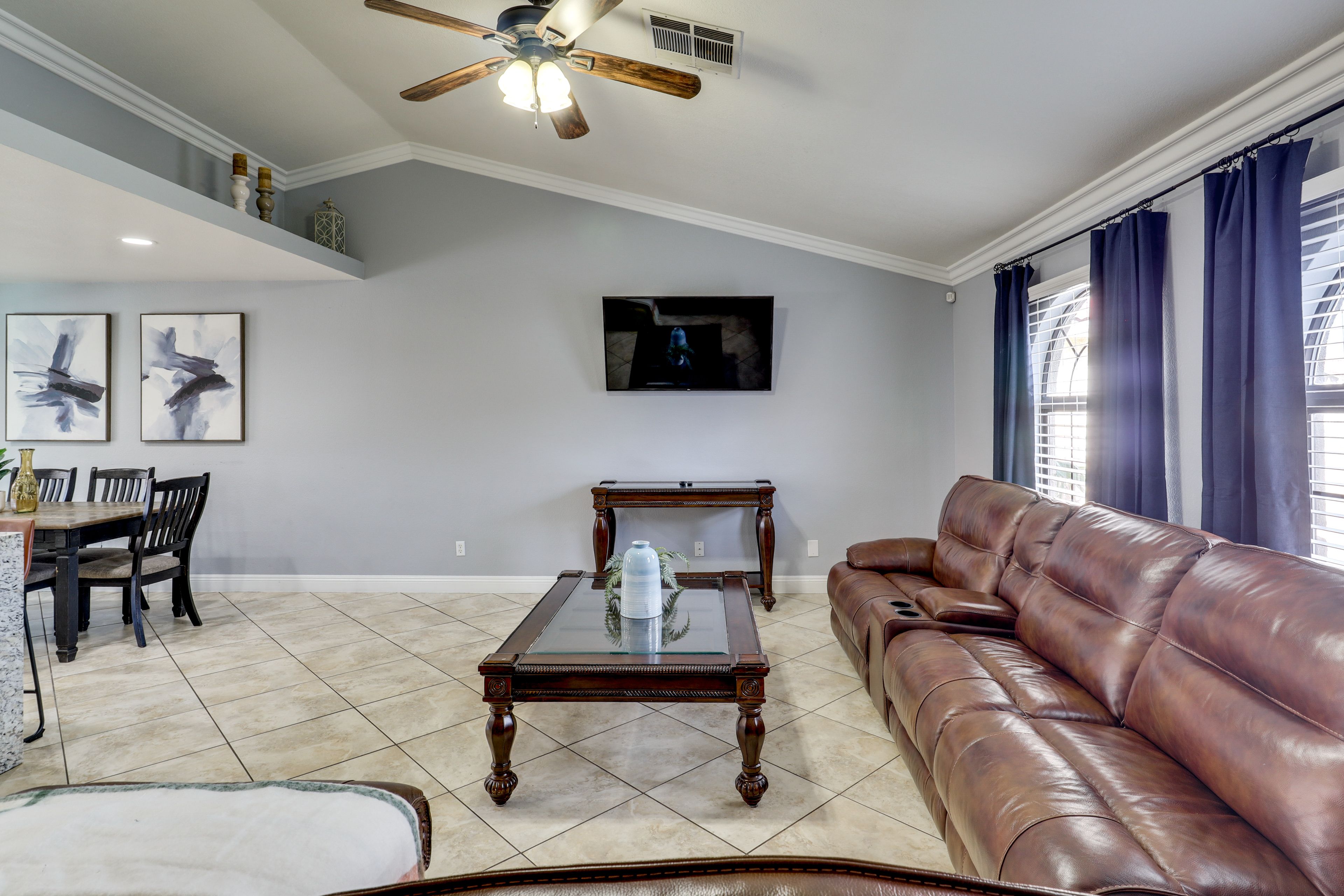 Living Room | Free WiFi | Central A/C