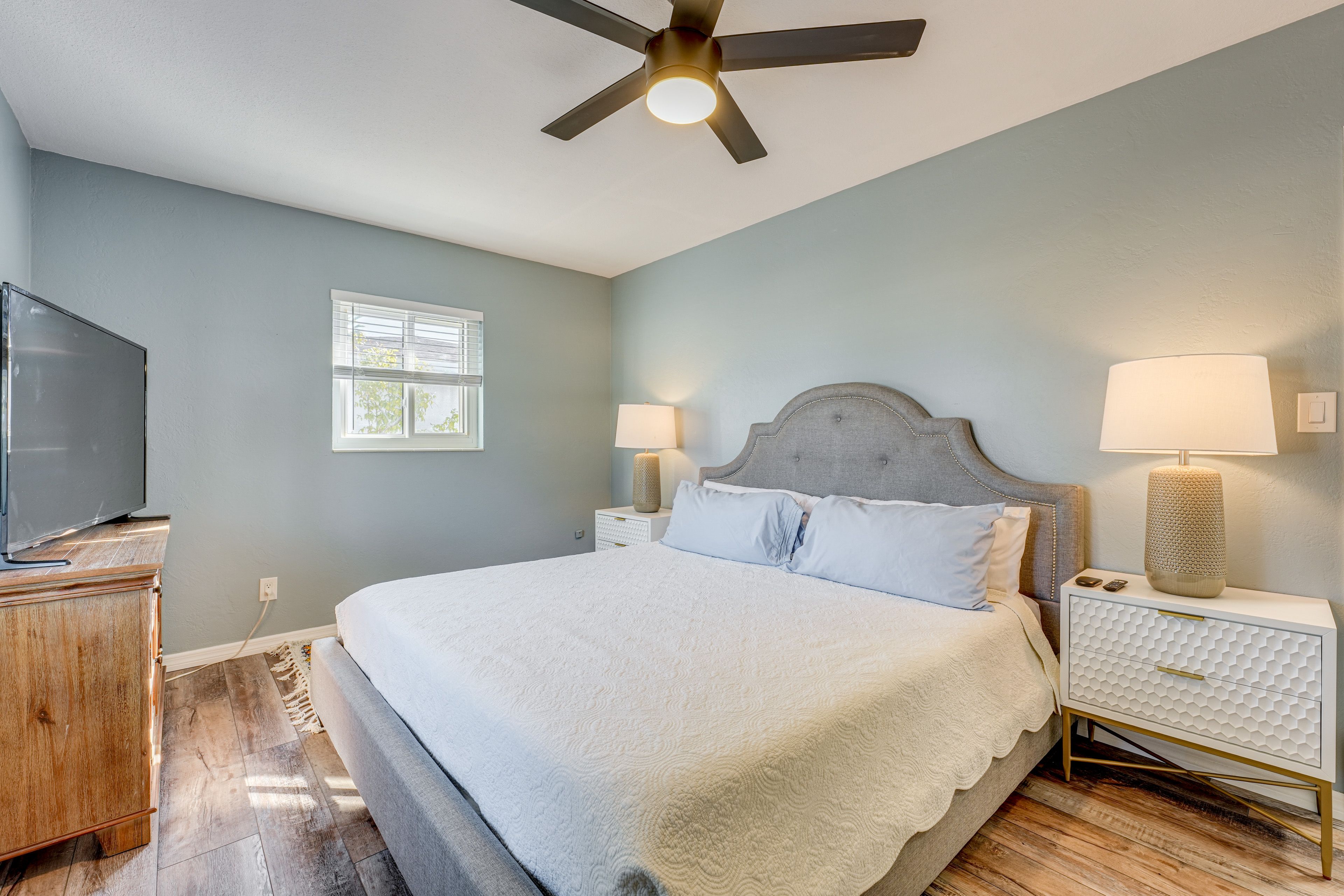 Bedroom 1 | King Bed